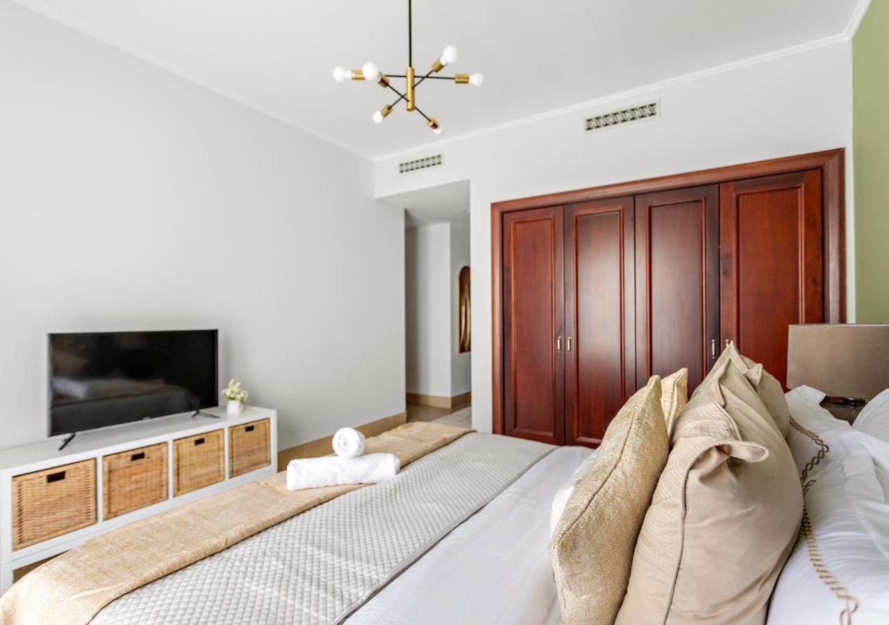 5 Min Walk To Burj Khalifa 2bhk Luxury Downtown Burj Haven *