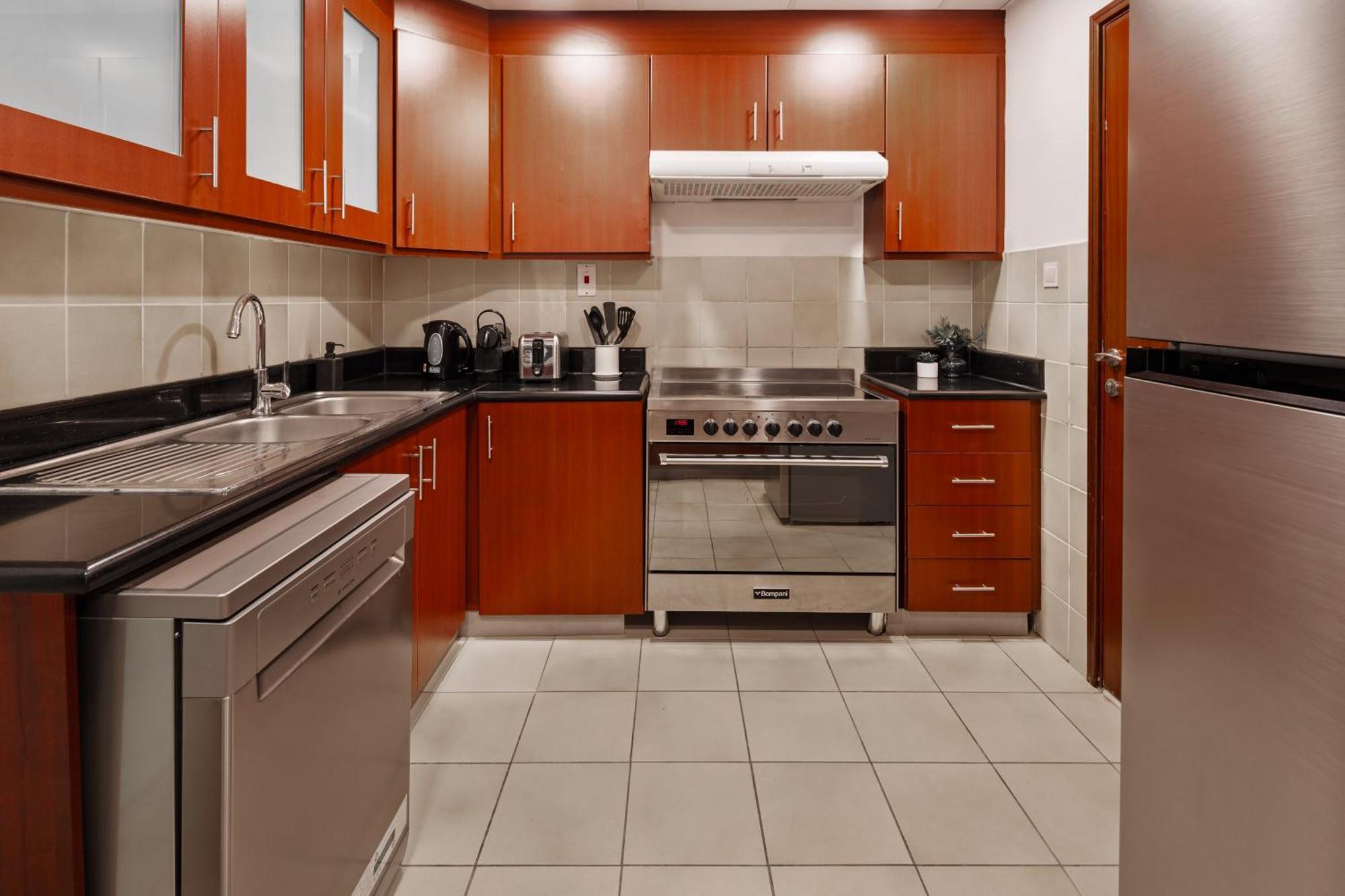 Spacious 5br With Maid's On Jbr - Prime Location, Steps From Shops, Dining & Entertainment - By Sunkissed Homes Apartment
