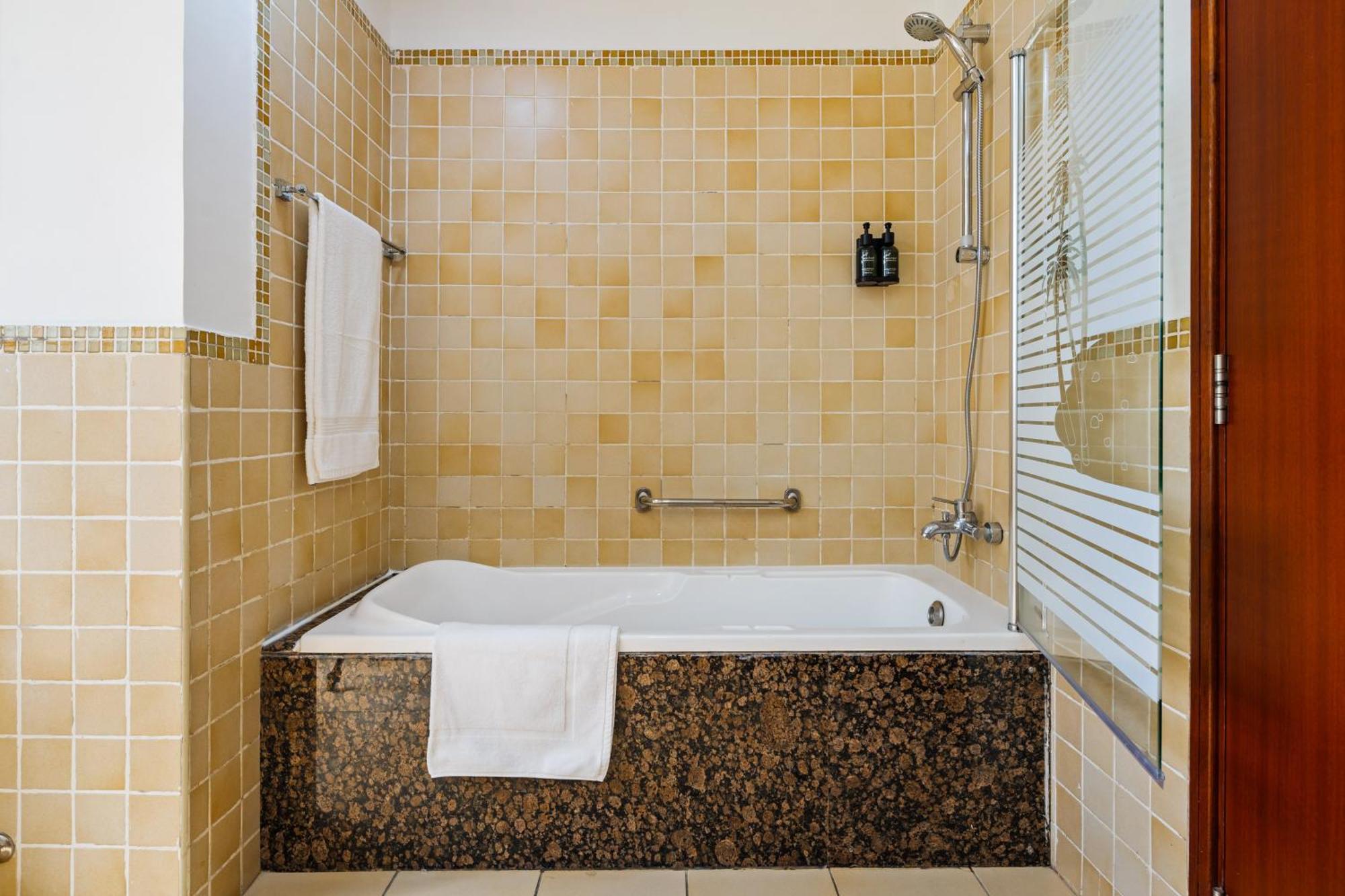 Apartment Spacious 5br With Maid's On Jbr - Prime Location, Steps From Shops, Dining & Entertainment - By Sunkissed Homes *