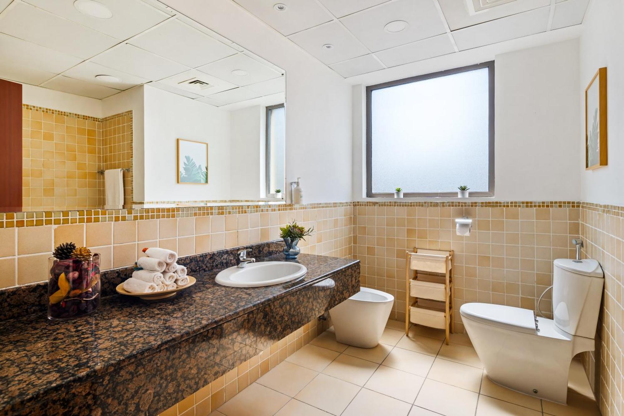 Apartment Spacious 5br With Maid's On Jbr - Prime Location, Steps From Shops, Dining & Entertainment - By Sunkissed Homes Dubai