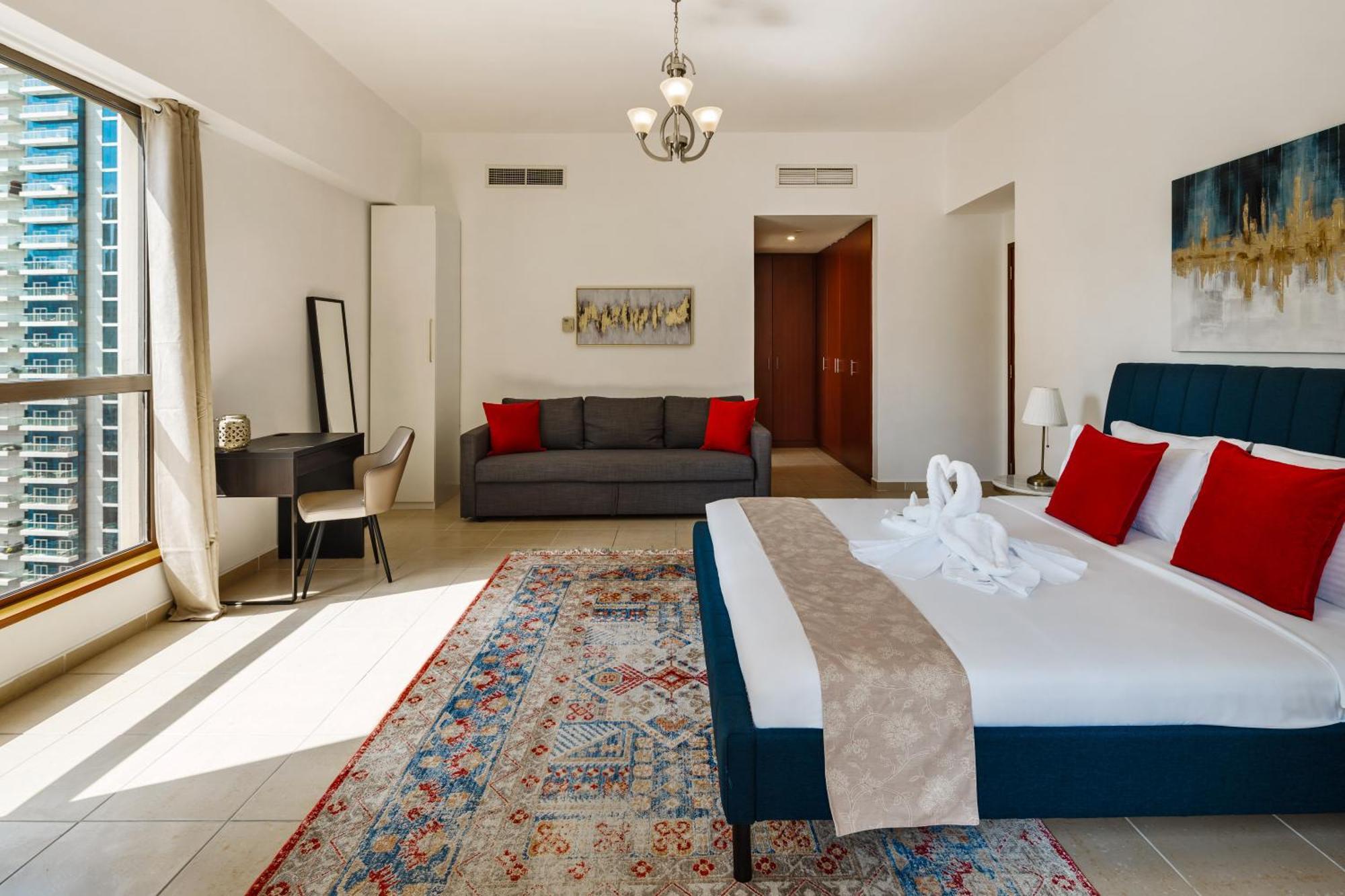 Spacious 5br With Maid's On Jbr - Prime Location, Steps From Shops, Dining & Entertainment - By Sunkissed Homes Dubai