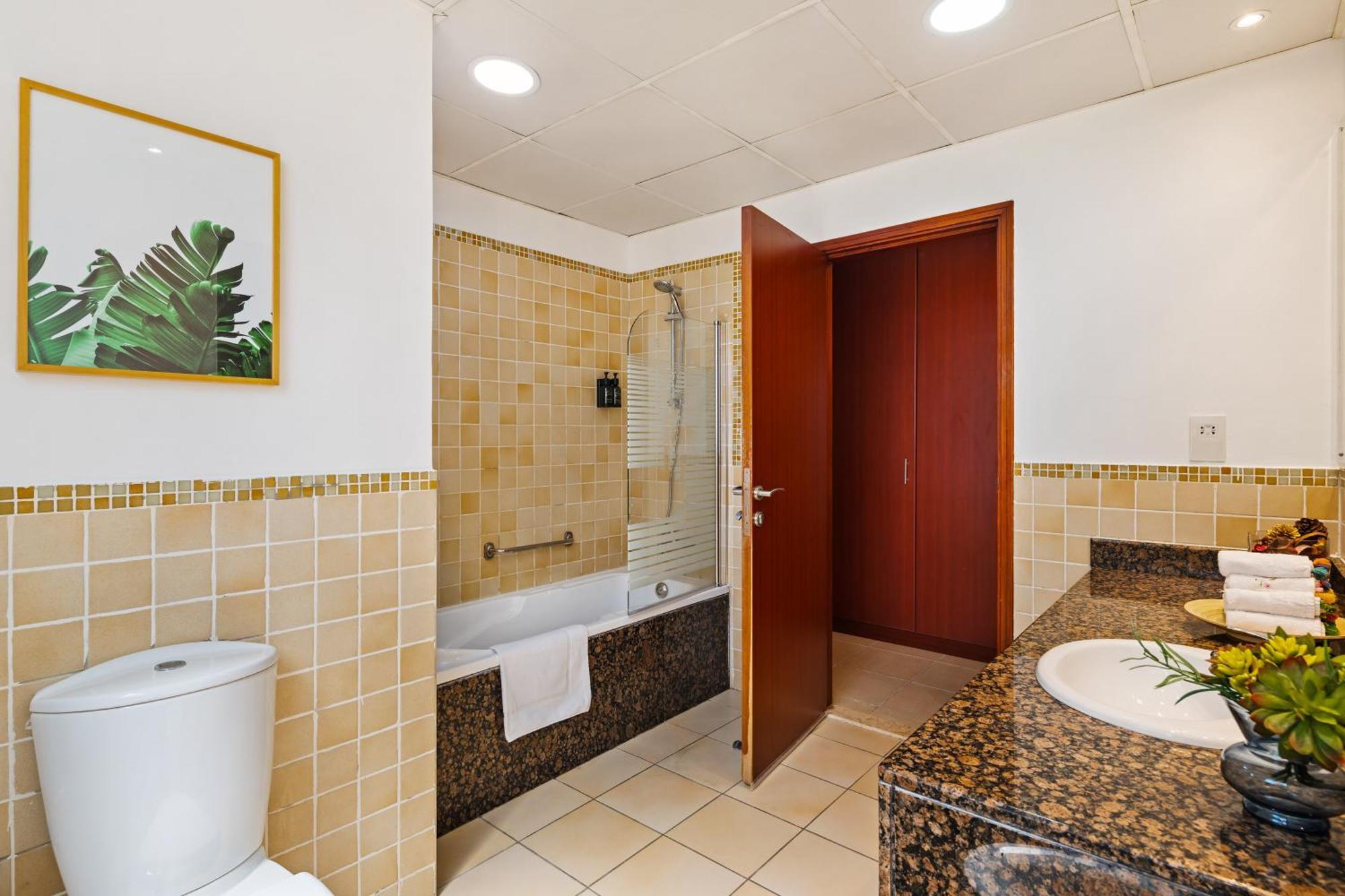 Spacious 5br With Maid's On Jbr - Prime Location, Steps From Shops, Dining & Entertainment - By Sunkissed Homes *