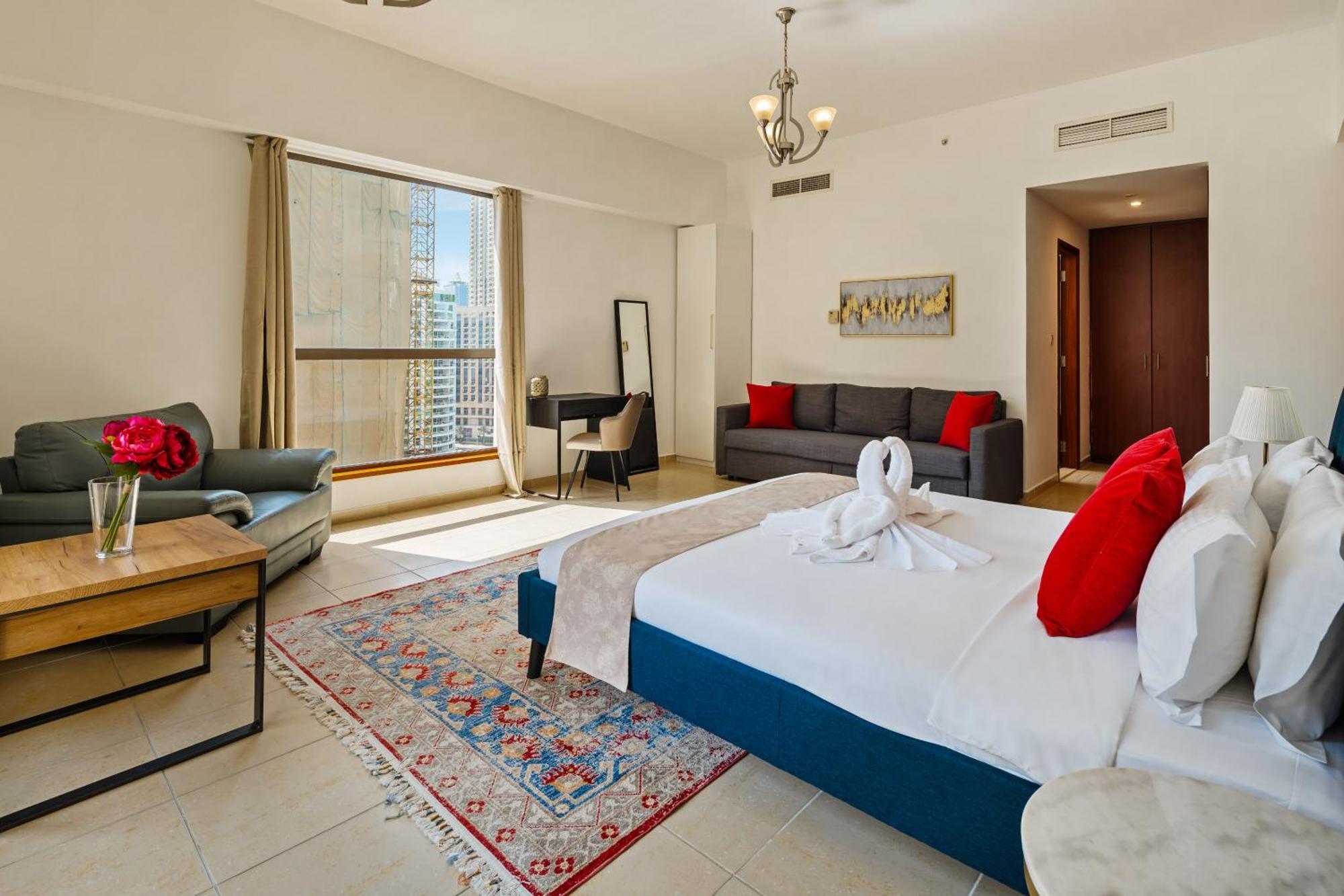 Spacious 5br With Maid's On Jbr - Prime Location, Steps From Shops, Dining & Entertainment - By Sunkissed Homes Dubai