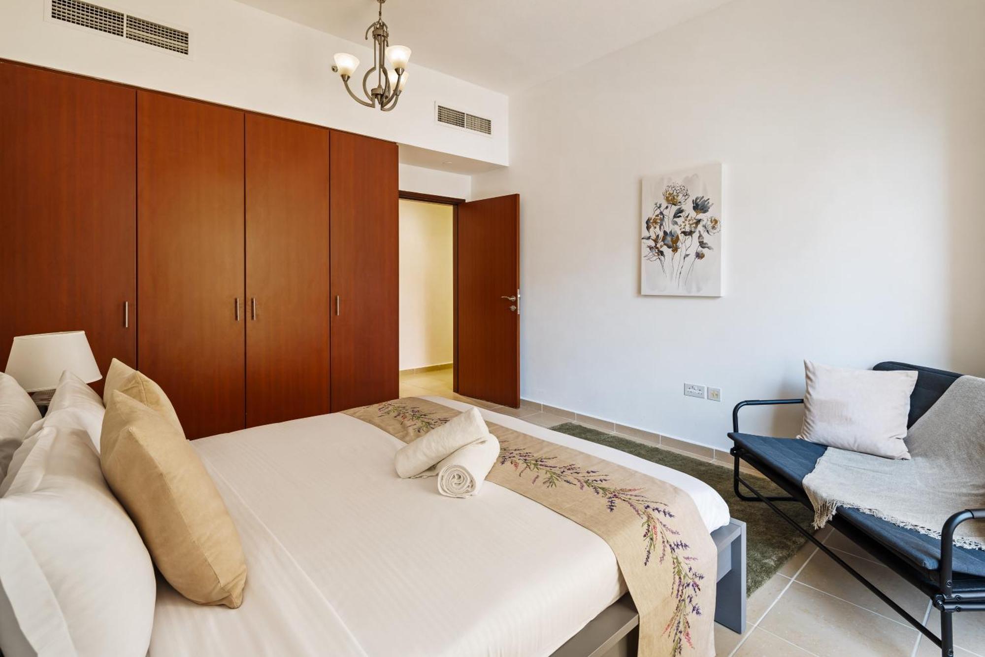 Spacious 5br With Maid's On Jbr - Prime Location, Steps From Shops, Dining & Entertainment - By Sunkissed Homes Apartment *