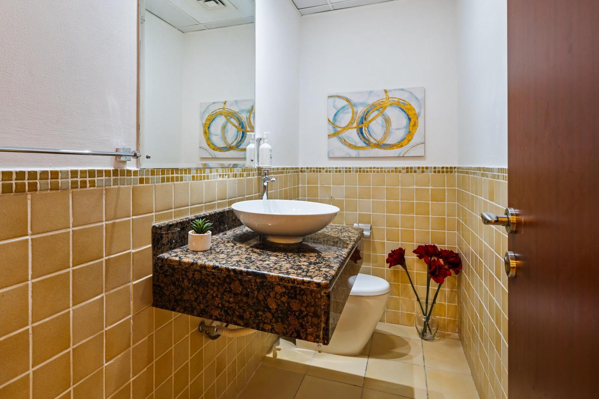 Spacious 5br With Maid's On Jbr - Prime Location, Steps From Shops, Dining & Entertainment - By Sunkissed Homes Apartment Dubai