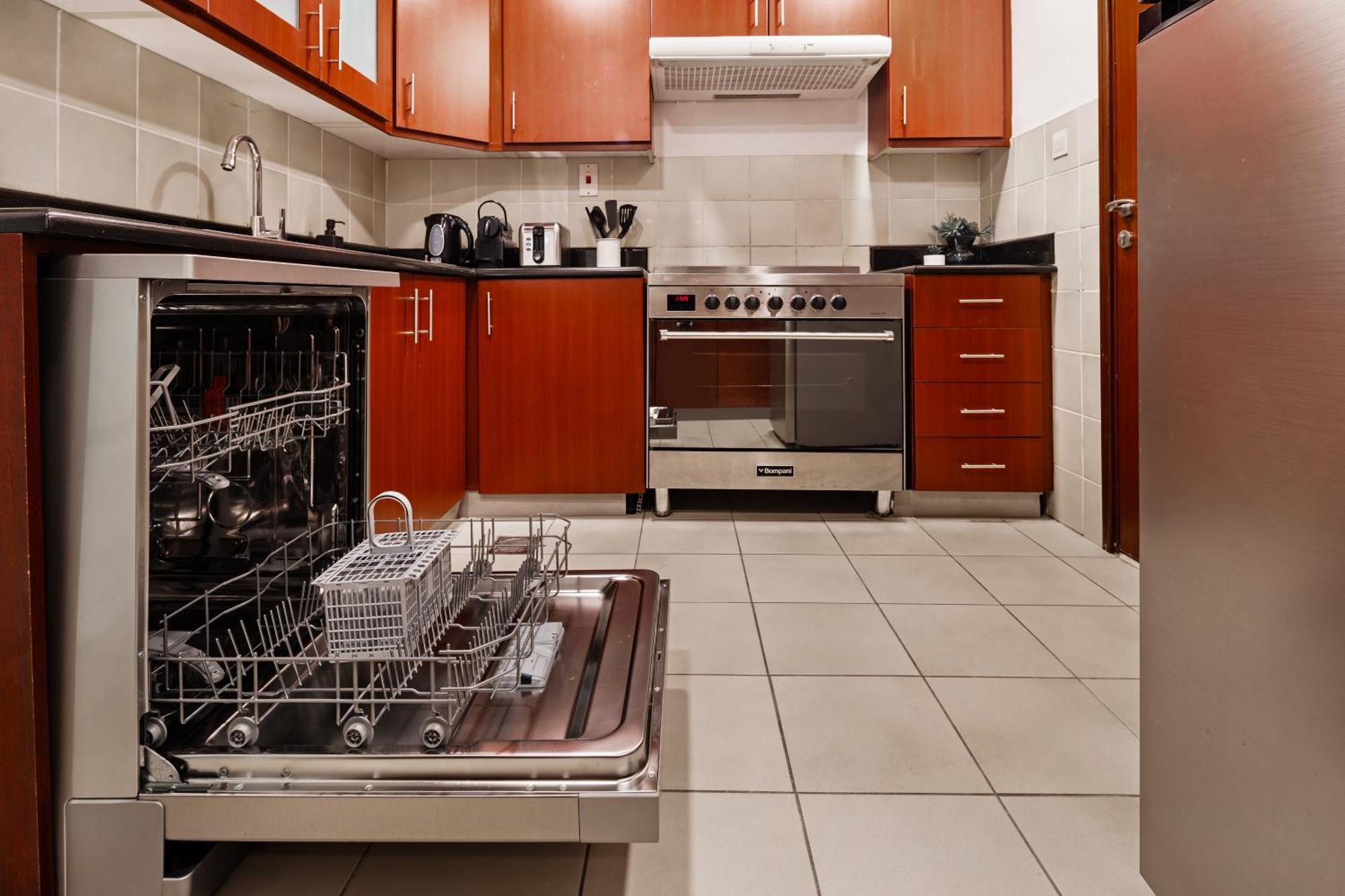Spacious 5br With Maid's On Jbr - Prime Location, Steps From Shops, Dining & Entertainment - By Sunkissed Homes Dubai