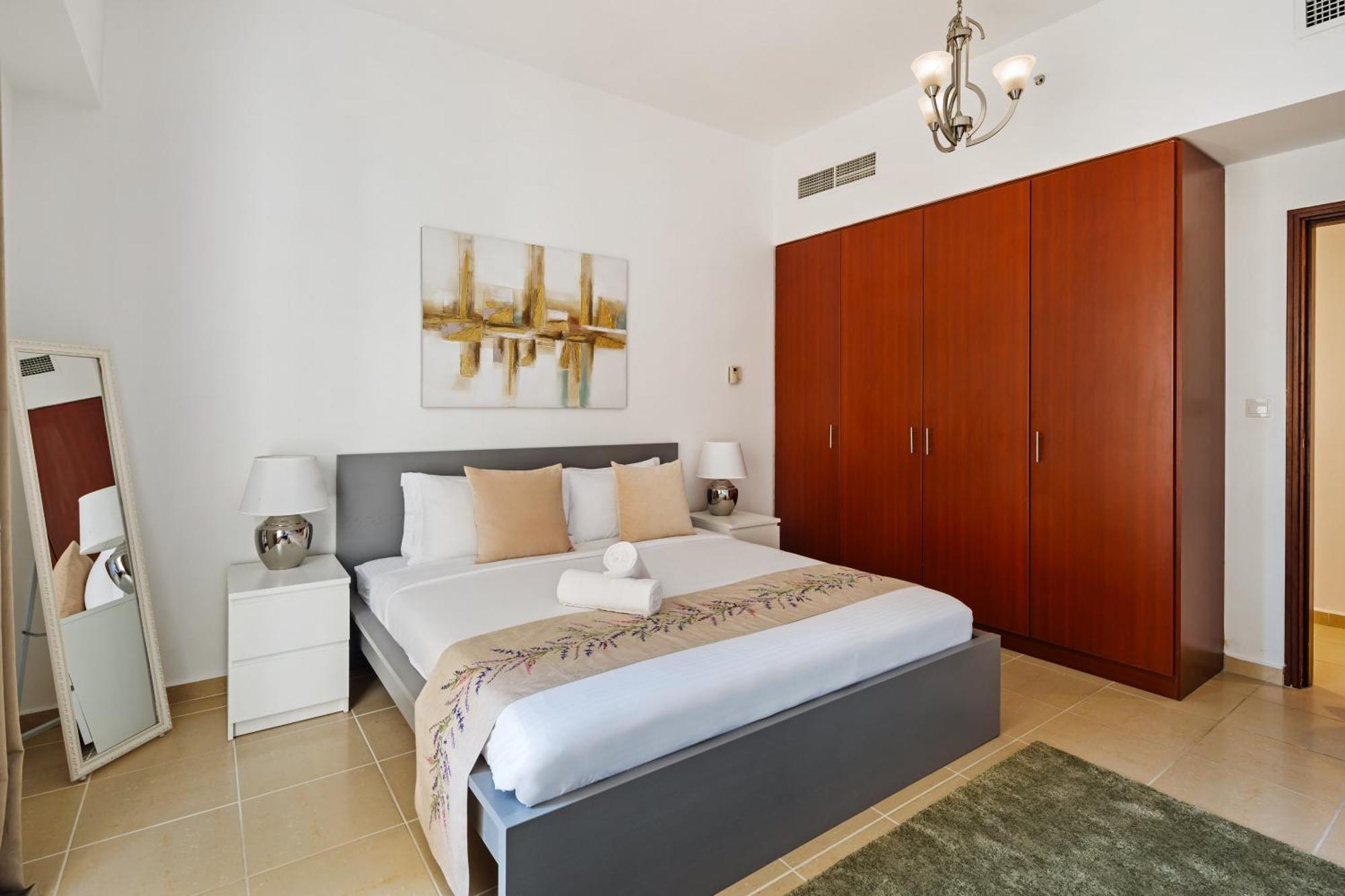 Spacious 5br With Maid's On Jbr - Prime Location, Steps From Shops, Dining & Entertainment - By Sunkissed Homes * Dubai