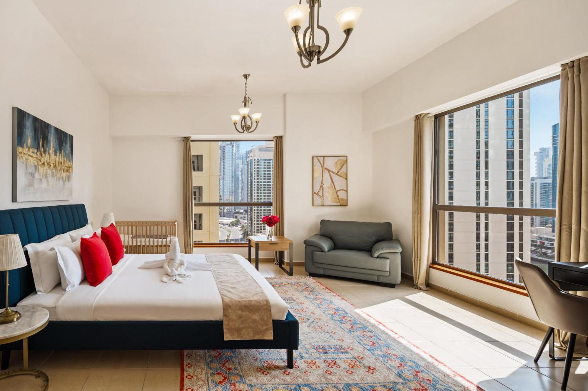 Apartment Spacious 5br With Maid's On Jbr - Prime Location, Steps From Shops, Dining & Entertainment - By Sunkissed Homes *