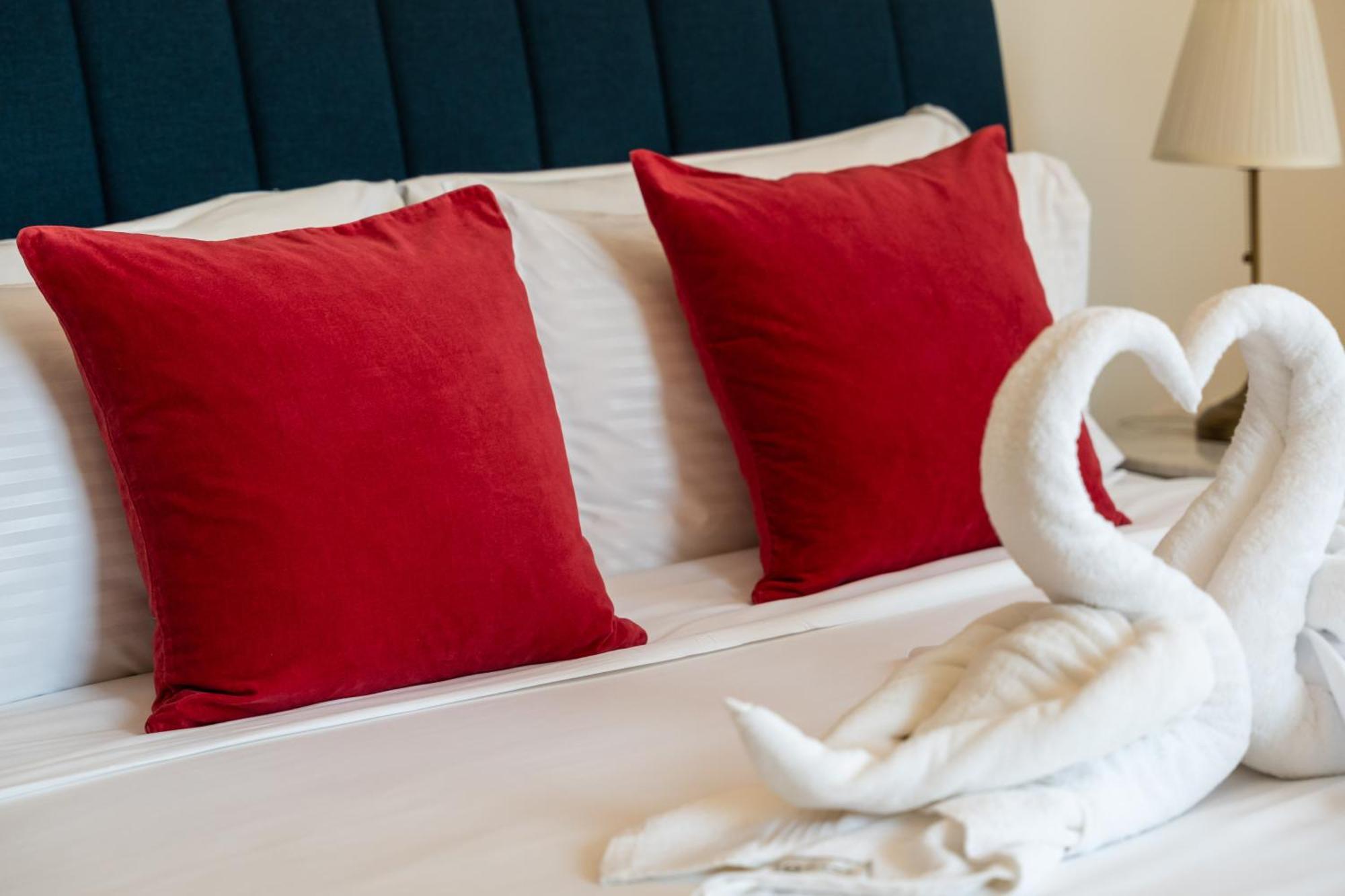 Spacious 5br With Maid's On Jbr - Prime Location, Steps From Shops, Dining & Entertainment - By Sunkissed Homes * Dubai