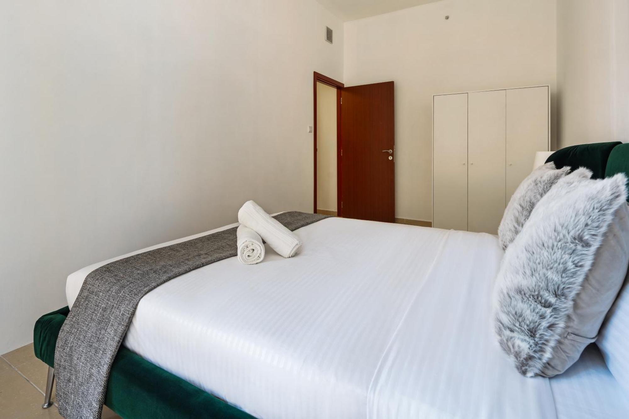 Spacious 5br With Maid's On Jbr - Prime Location, Steps From Shops, Dining & Entertainment - By Sunkissed Homes Apartment