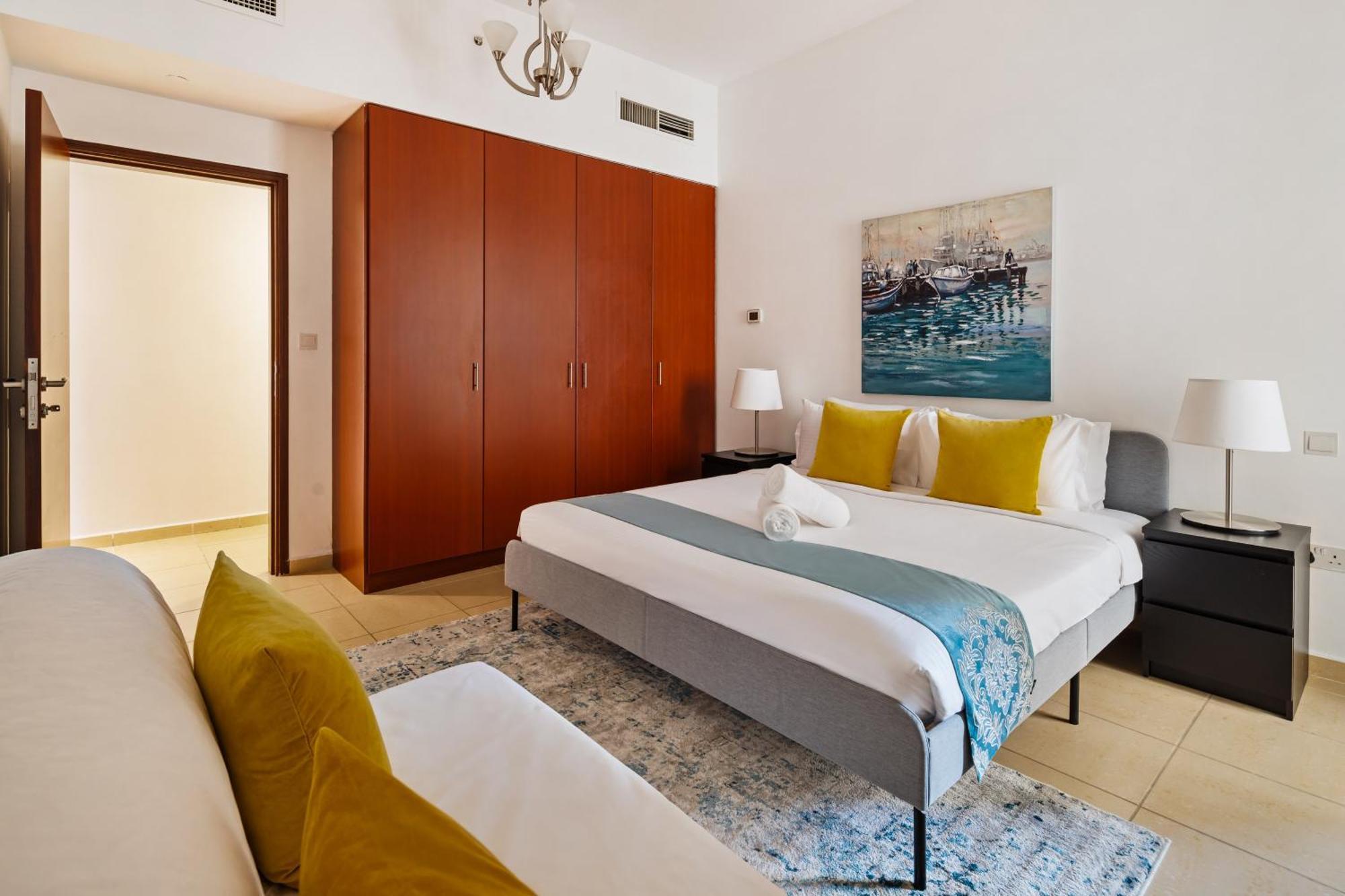 Spacious 5br With Maid's On Jbr - Prime Location, Steps From Shops, Dining & Entertainment - By Sunkissed Homes *