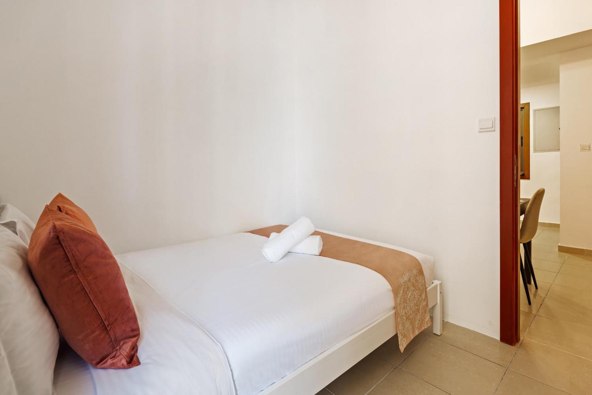 Spacious 5br With Maid's On Jbr - Prime Location, Steps From Shops, Dining & Entertainment - By Sunkissed Homes * Dubai