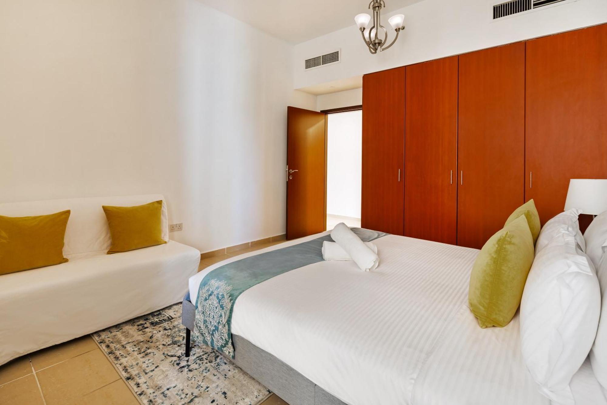 Spacious 5br With Maid's On Jbr - Prime Location, Steps From Shops, Dining & Entertainment - By Sunkissed Homes Apartment *