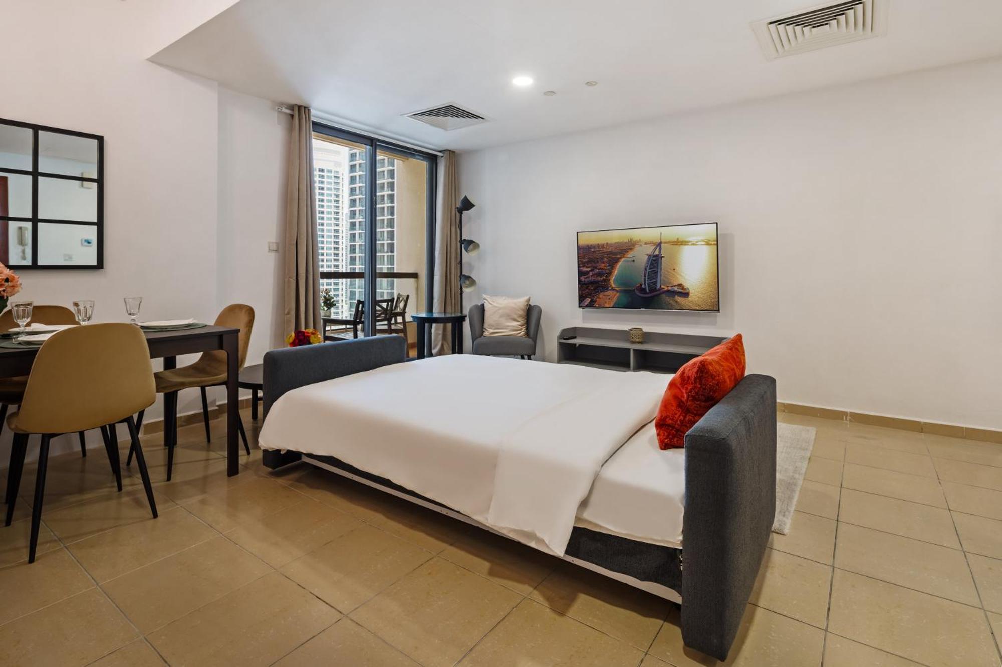 Spacious 5br With Maid's On Jbr - Prime Location, Steps From Shops, Dining & Entertainment - By Sunkissed Homes Apartment Dubai