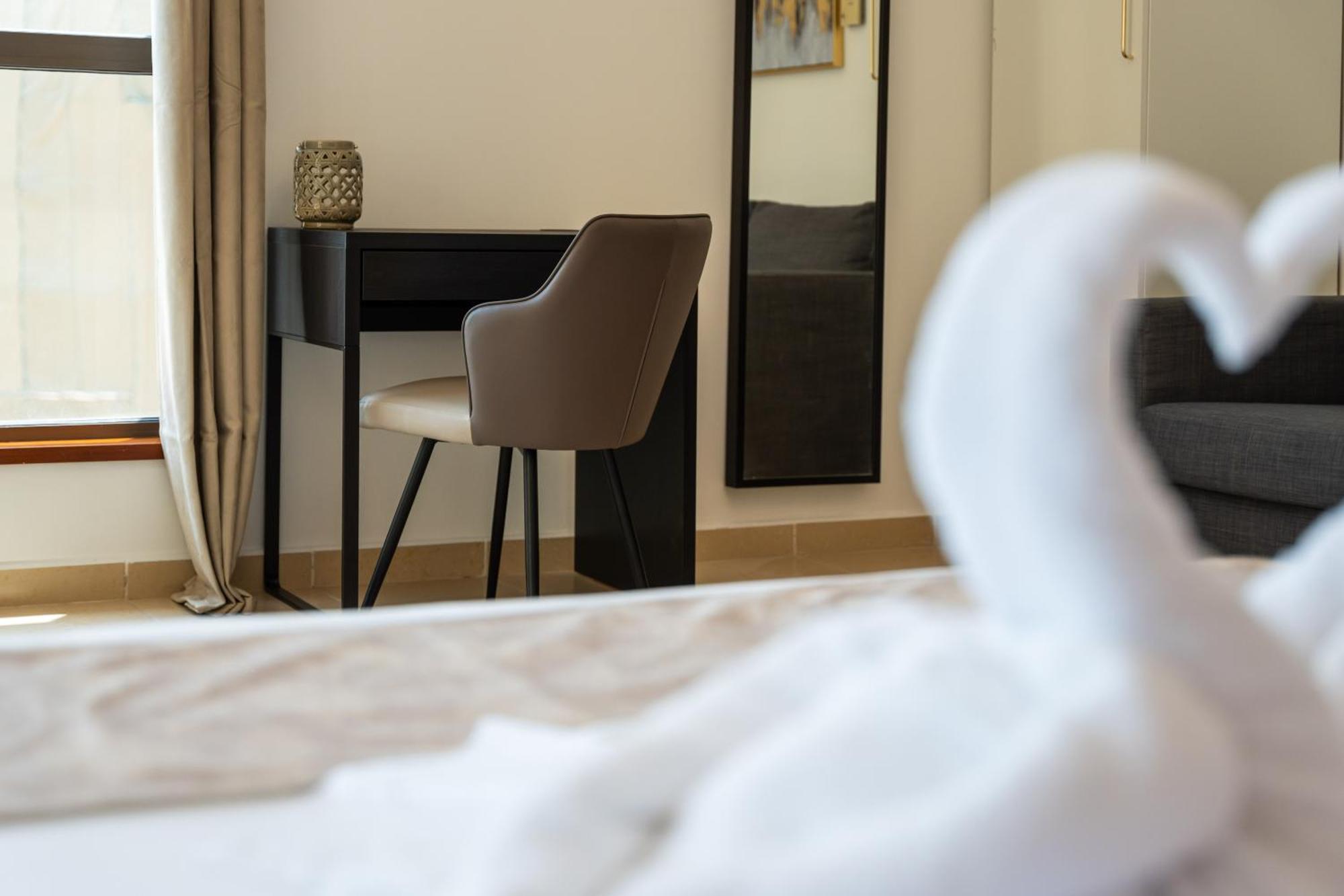 Apartment Spacious 5br With Maid's On Jbr - Prime Location, Steps From Shops, Dining & Entertainment - By Sunkissed Homes Dubai