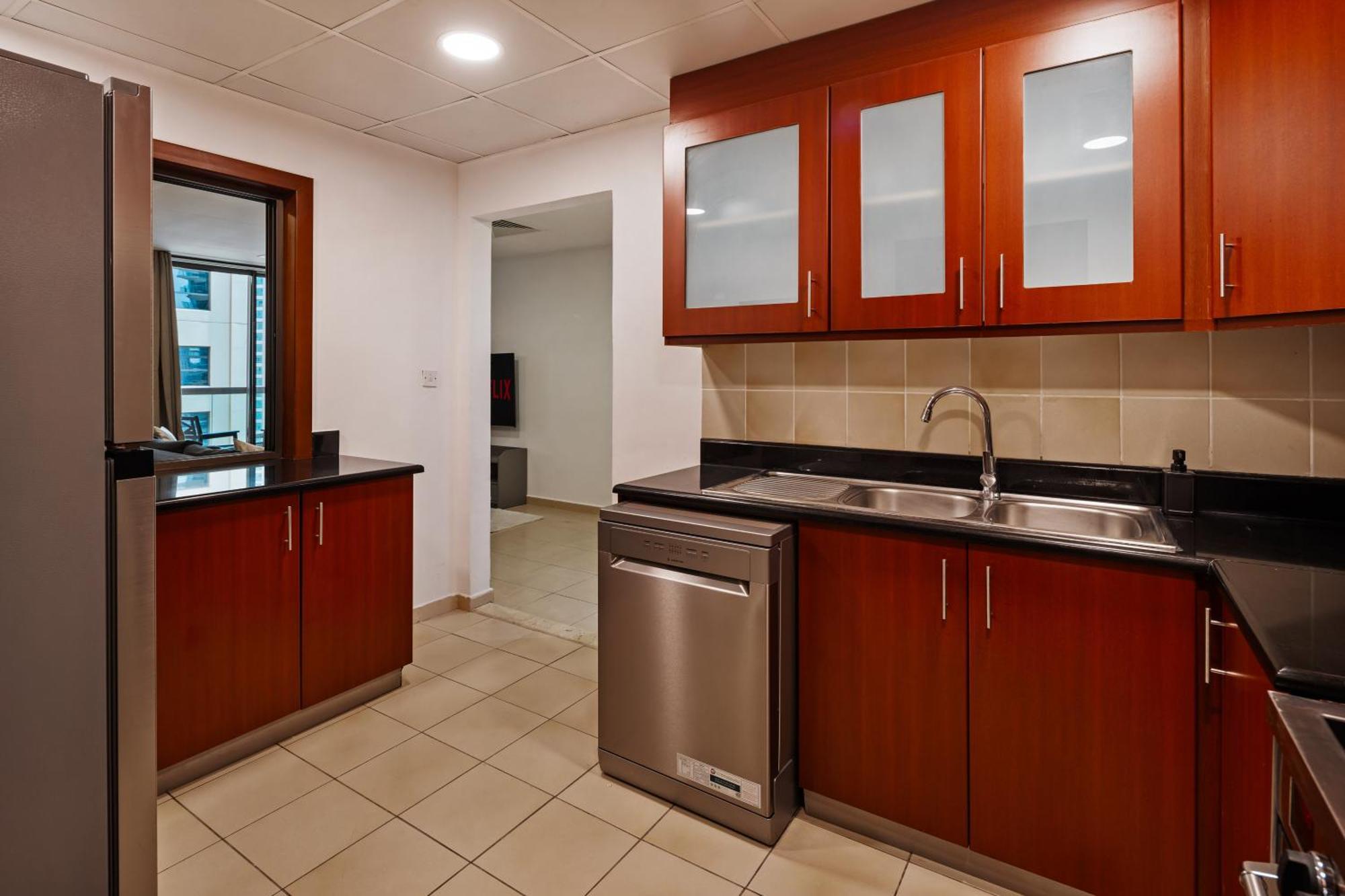 Spacious 5br With Maid's On Jbr - Prime Location, Steps From Shops, Dining & Entertainment - By Sunkissed Homes Dubai