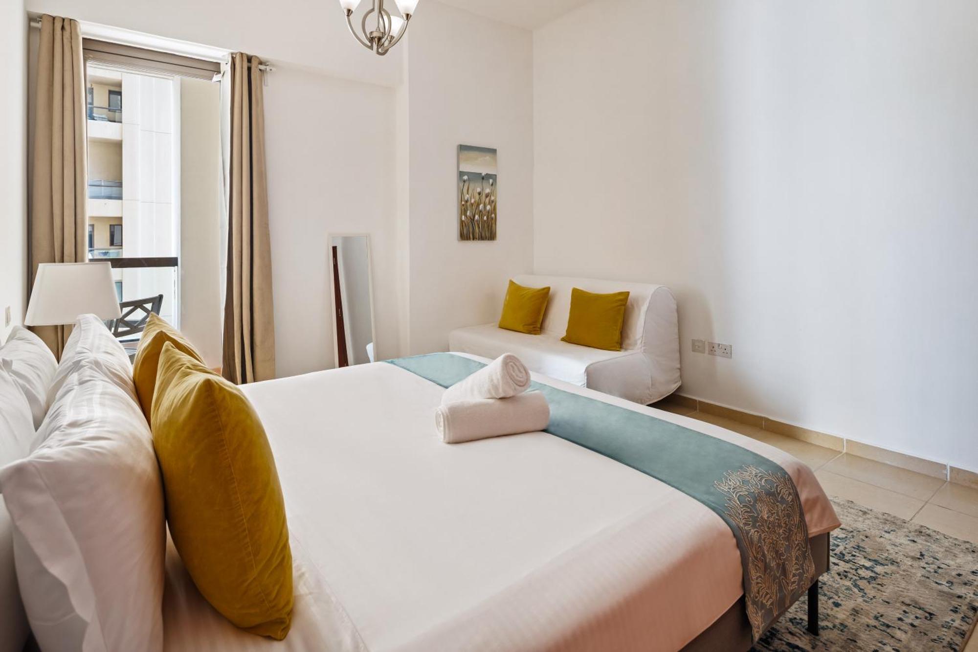 Apartment Spacious 5br With Maid's On Jbr - Prime Location, Steps From Shops, Dining & Entertainment - By Sunkissed Homes