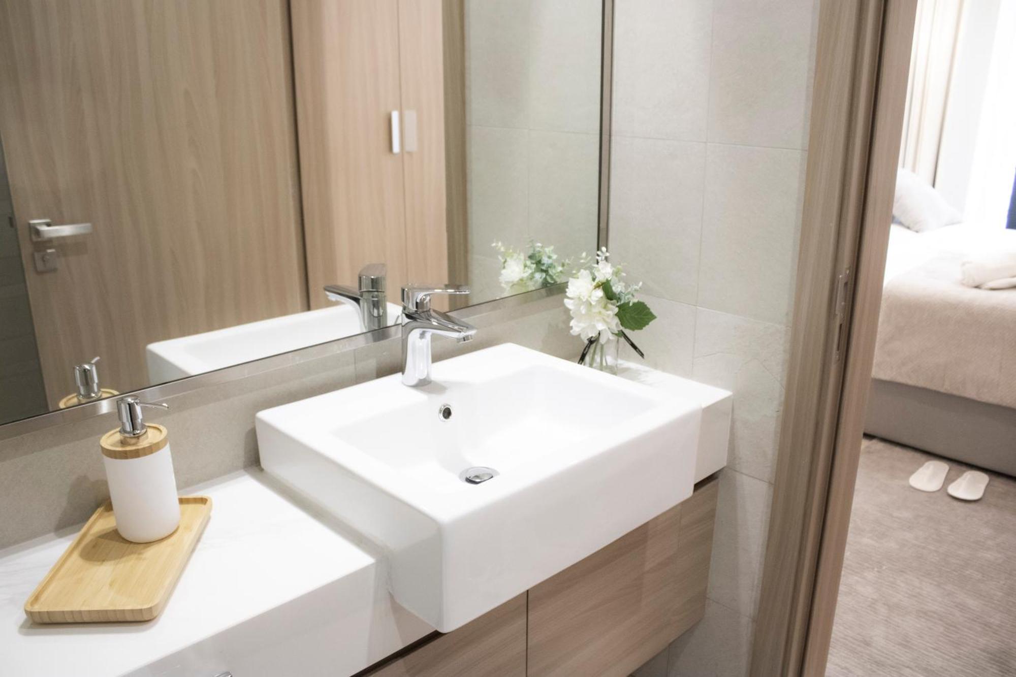 Modern 2br Near Downtown Sleeps 6 Pool And Gym Apartment *
