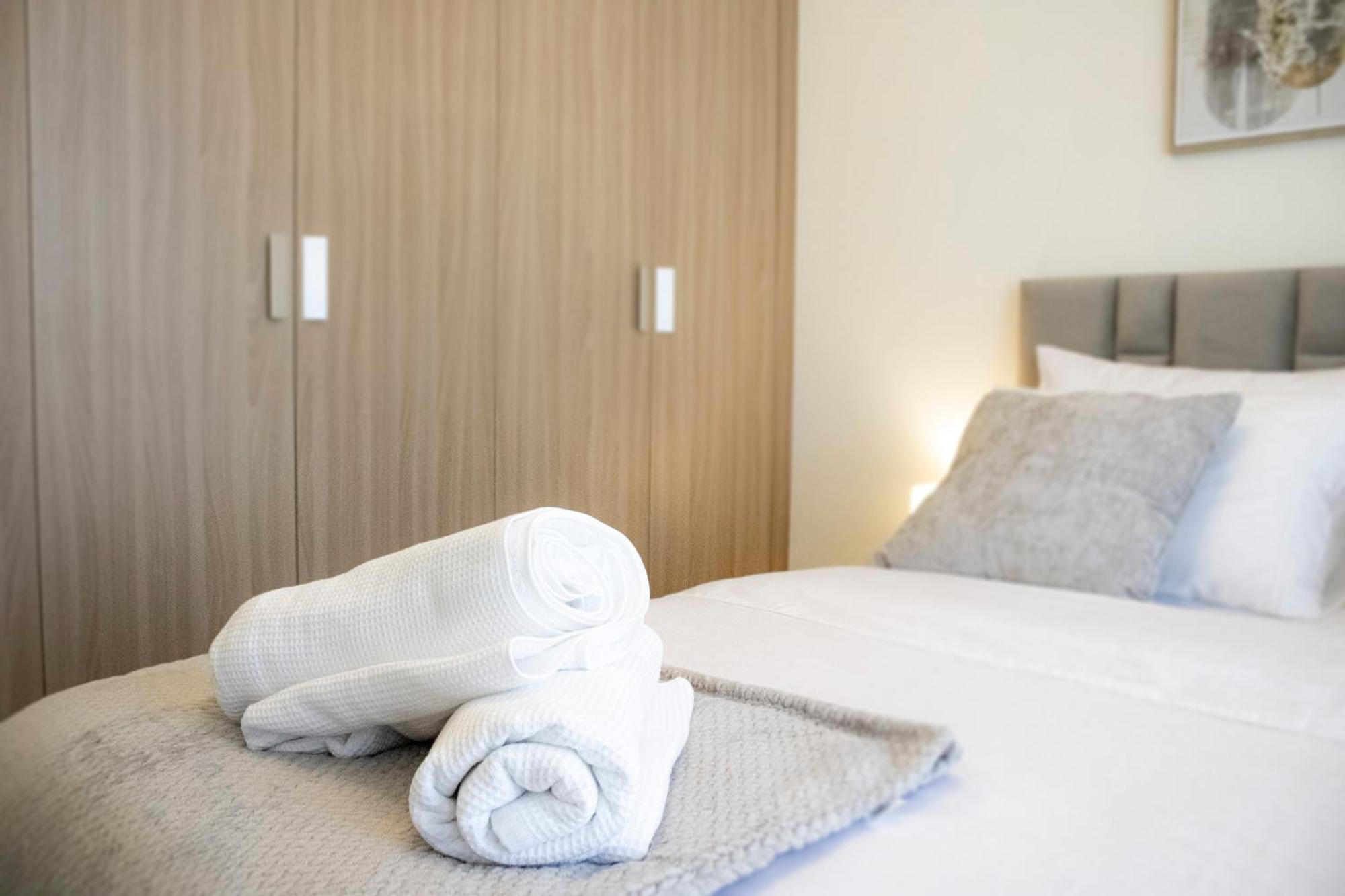 Modern 2br Near Downtown Sleeps 6 Pool And Gym Apartment Dubai