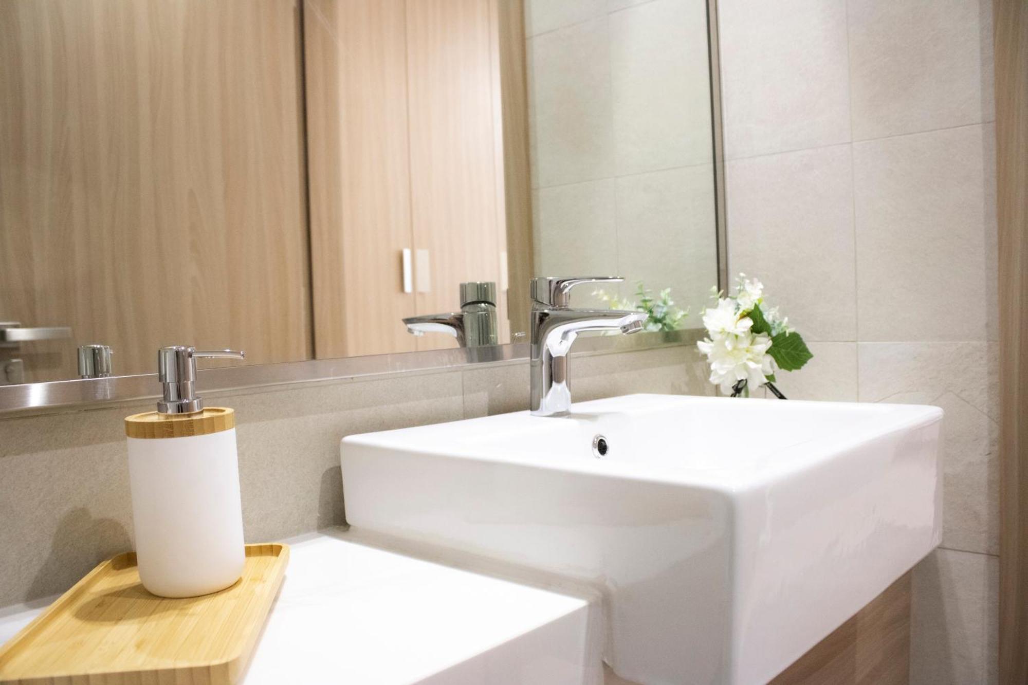Modern 2br Near Downtown Sleeps 6 Pool And Gym Apartment *