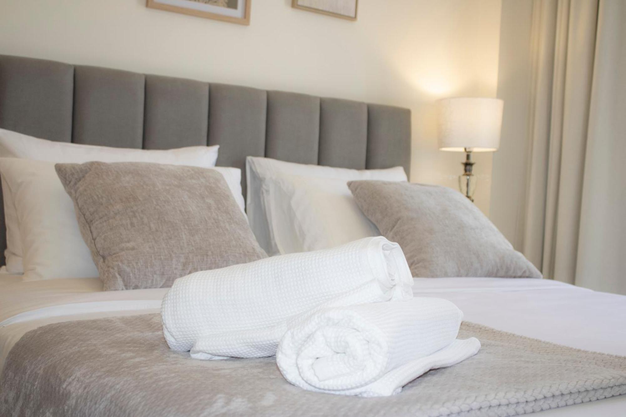 Modern 2br Near Downtown Sleeps 6 Pool And Gym Dubai