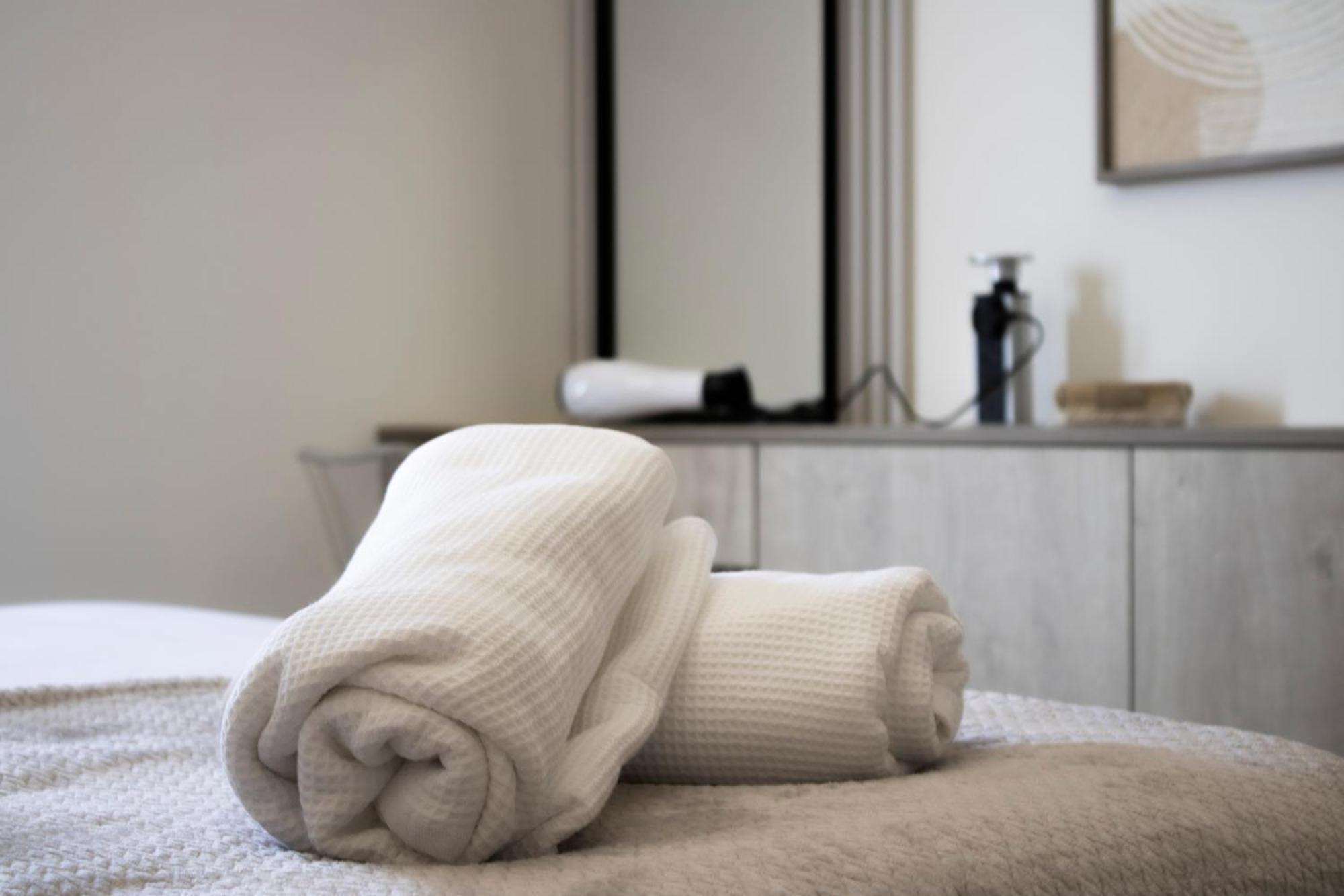 Modern 2br Near Downtown Sleeps 6 Pool And Gym * Dubai