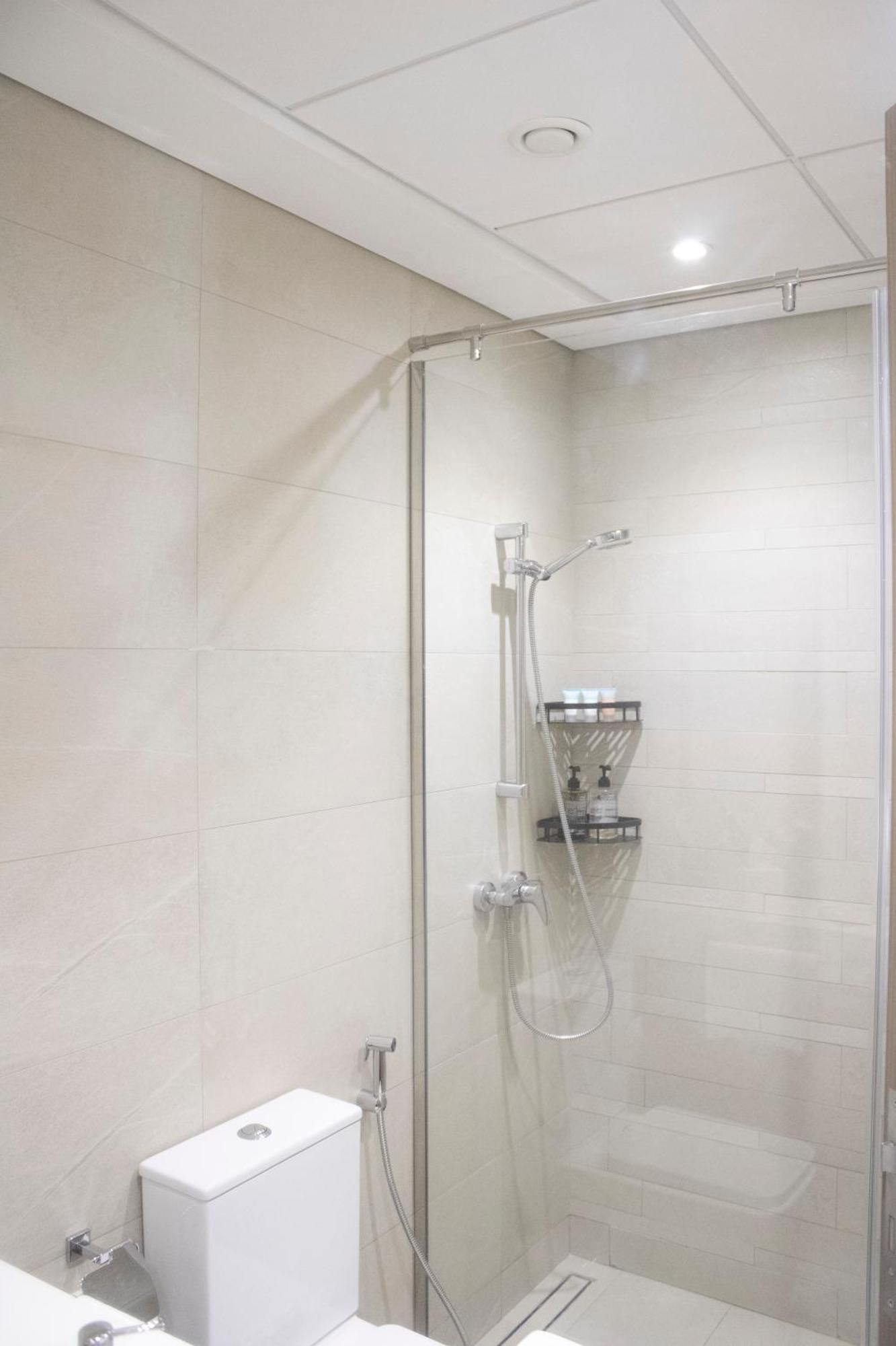 Modern 2br Near Downtown Sleeps 6 Pool And Gym Apartment