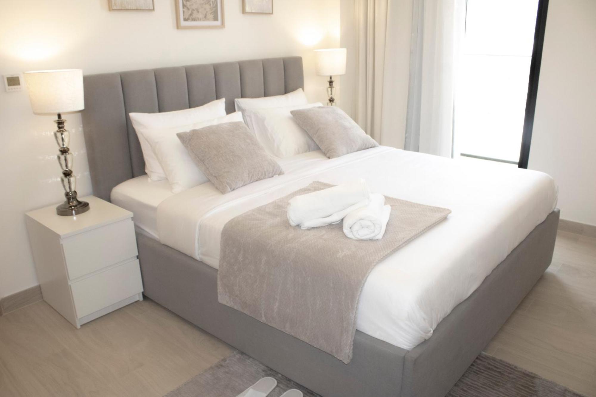 Apartment Modern 2br Near Downtown Sleeps 6 Pool And Gym Dubai