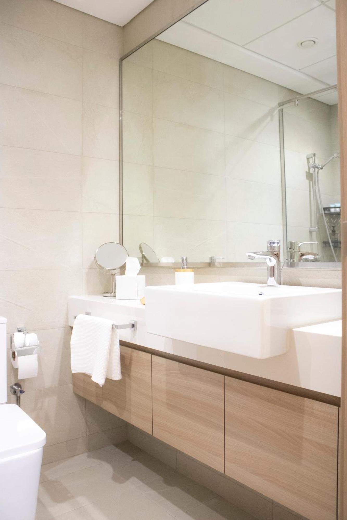 Apartment Modern 2br Near Downtown Sleeps 6 Pool And Gym