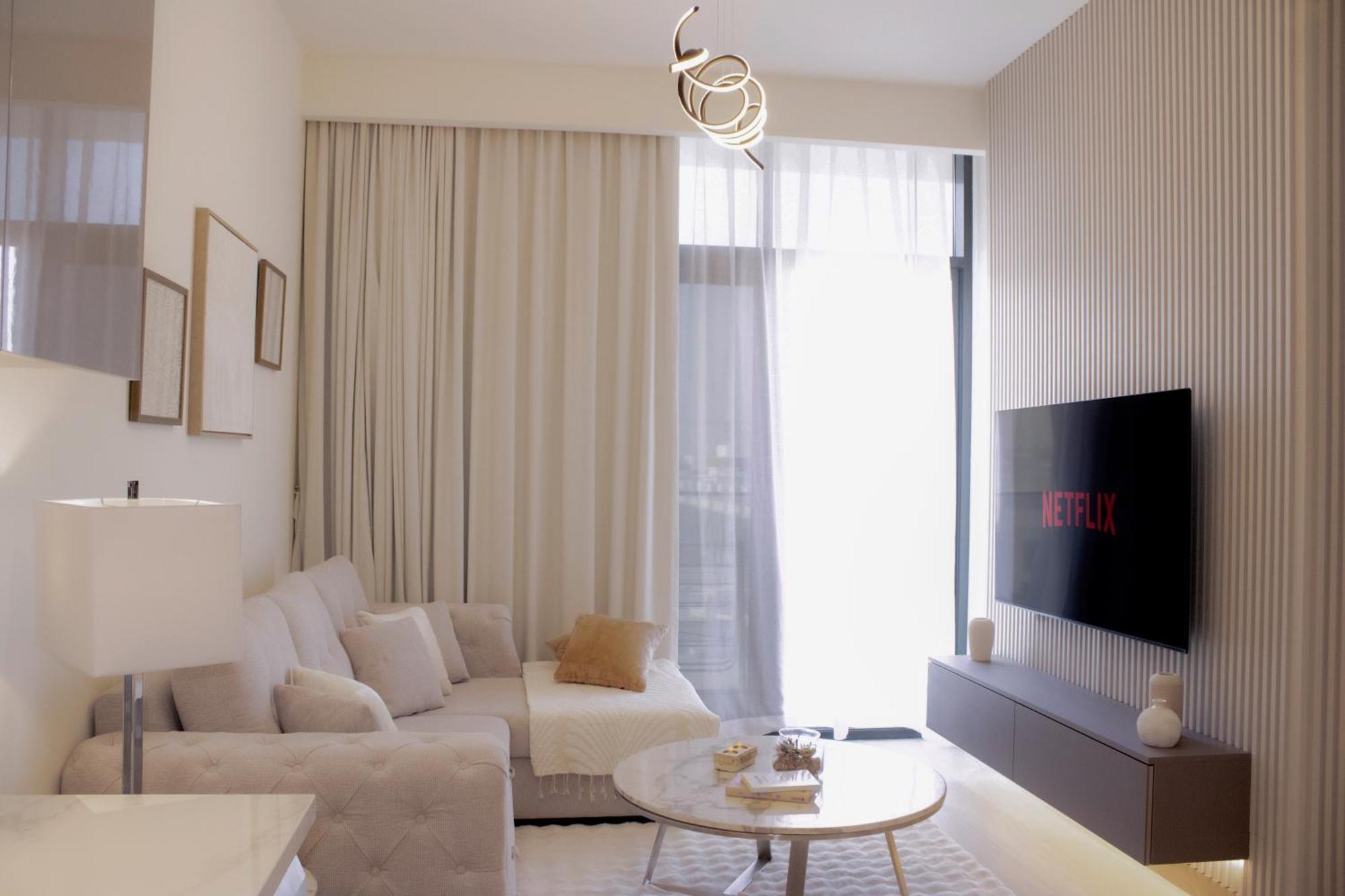 Apartment Modern 2br Near Downtown Sleeps 6 Pool And Gym