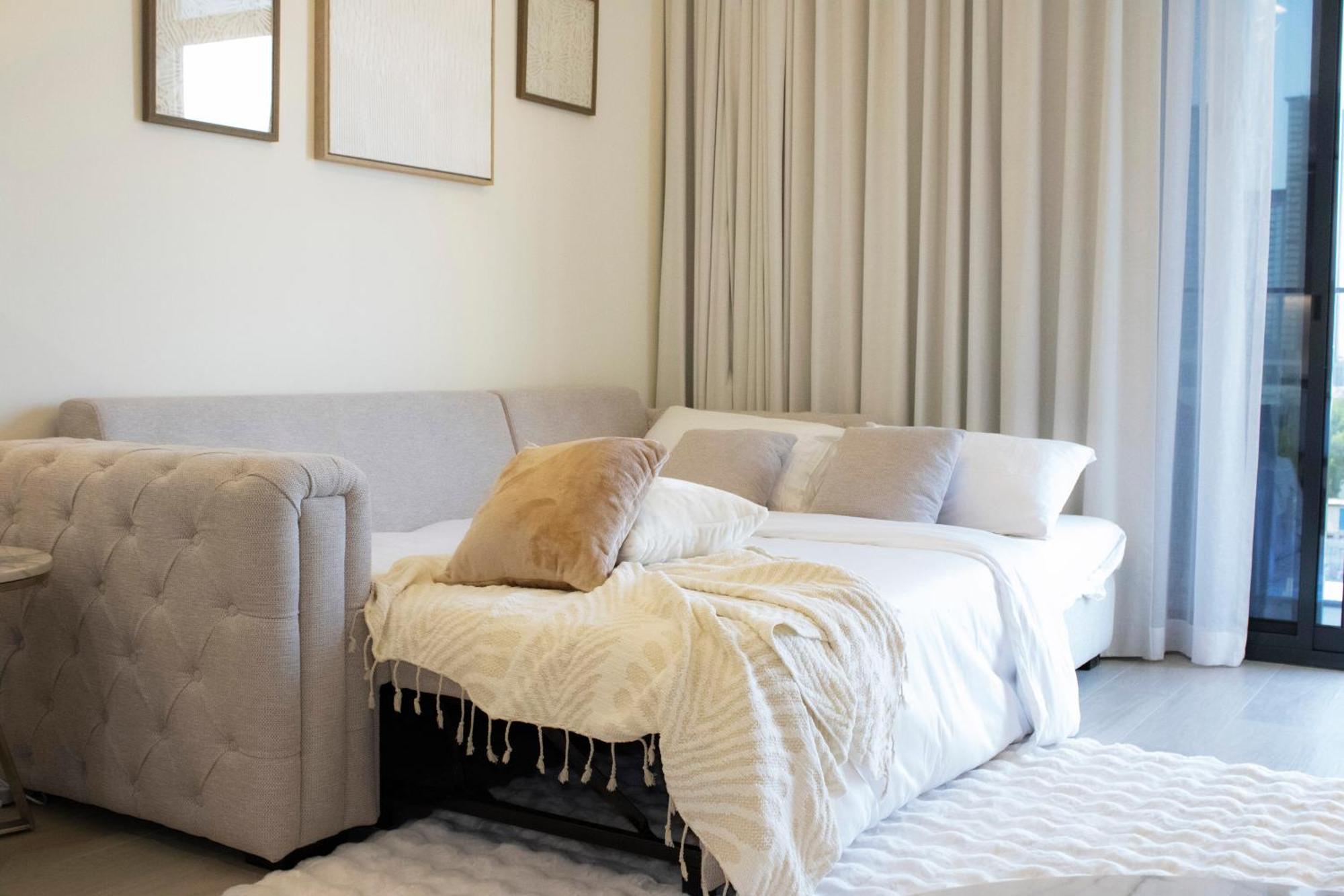 Modern 2br Near Downtown Sleeps 6 Pool And Gym Apartment Dubai