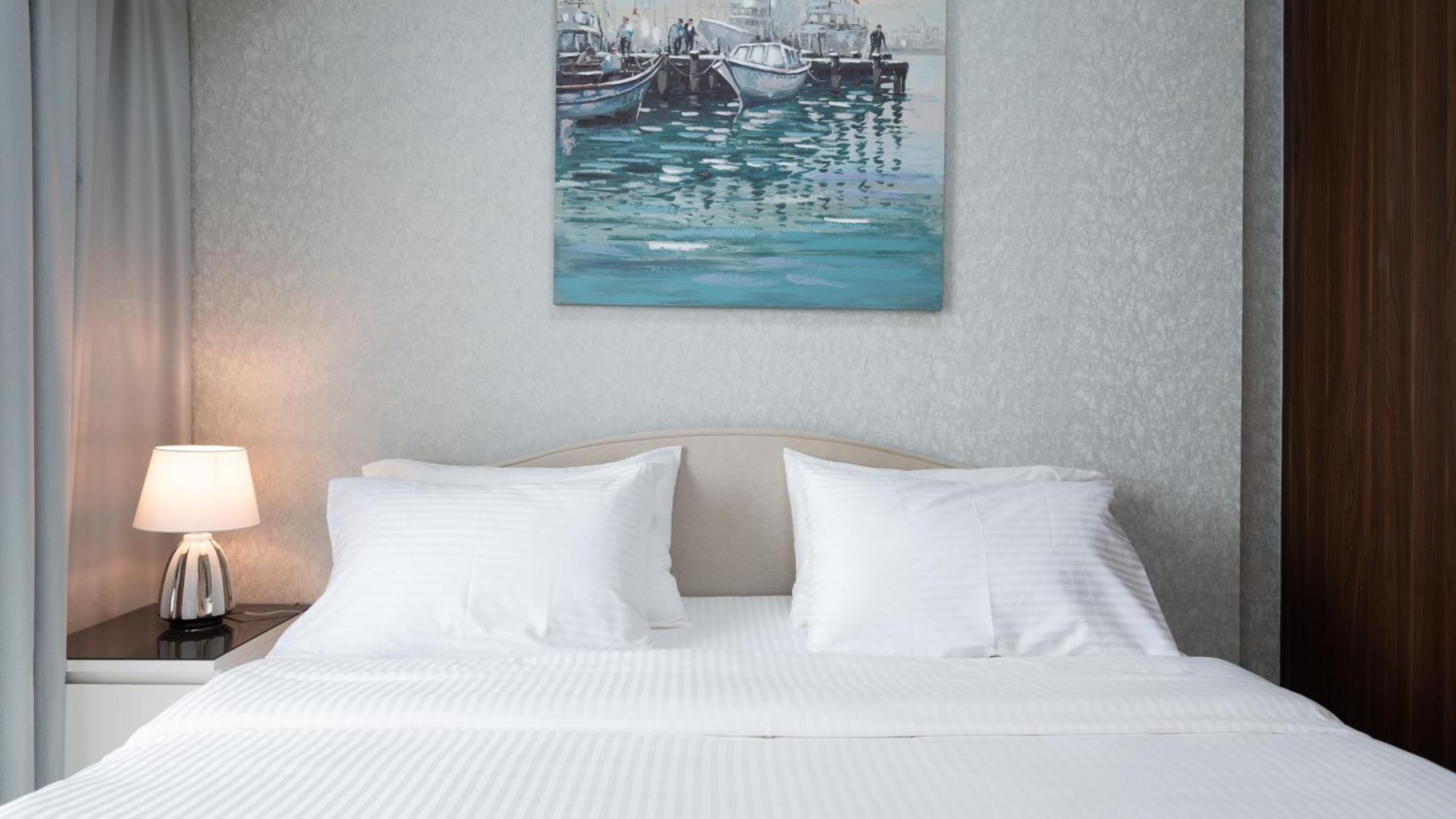 Luxury 2br With Burj View Gym & Pool Apartment *
