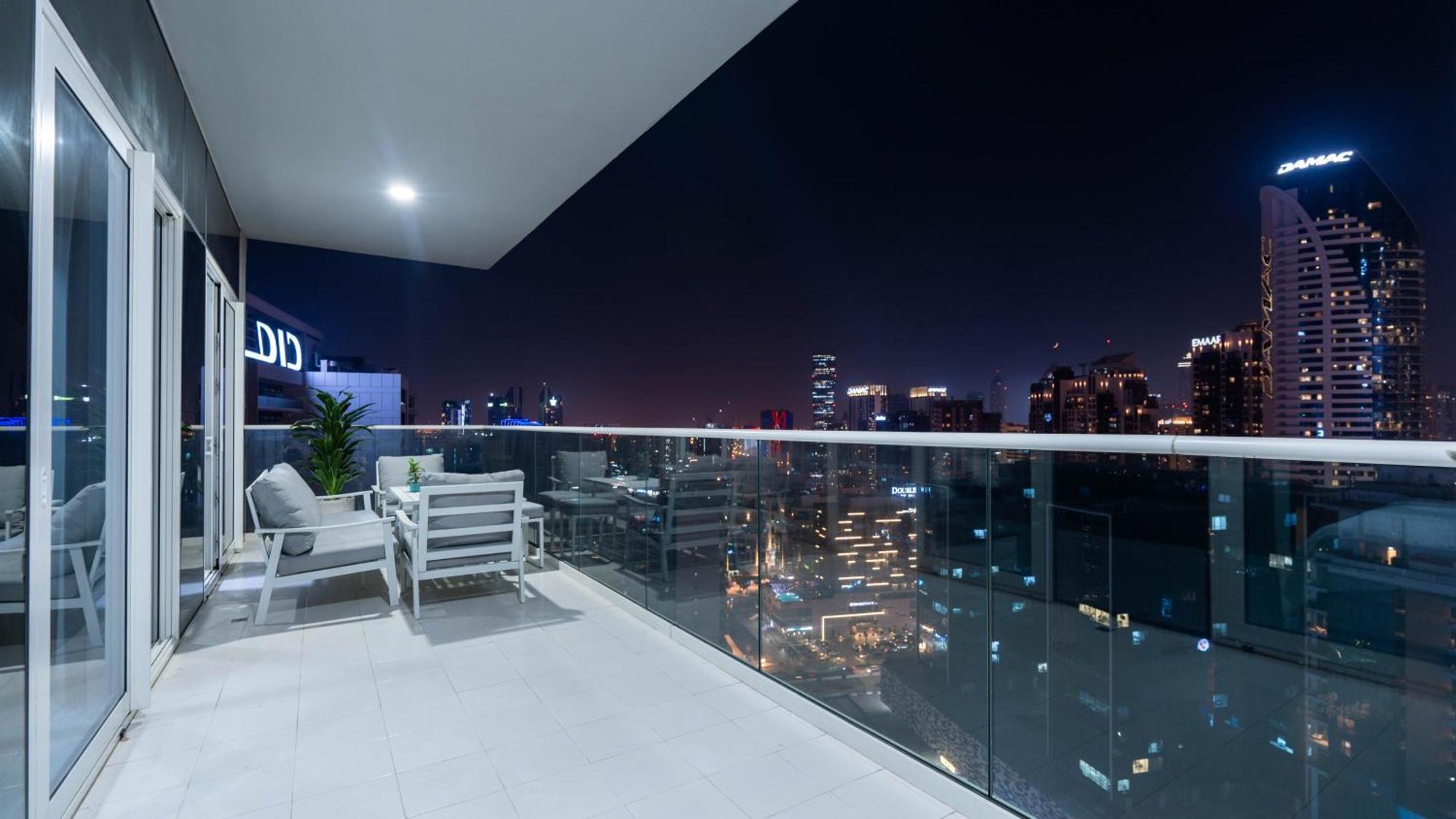 Luxury 2br With Burj View Gym & Pool Apartment