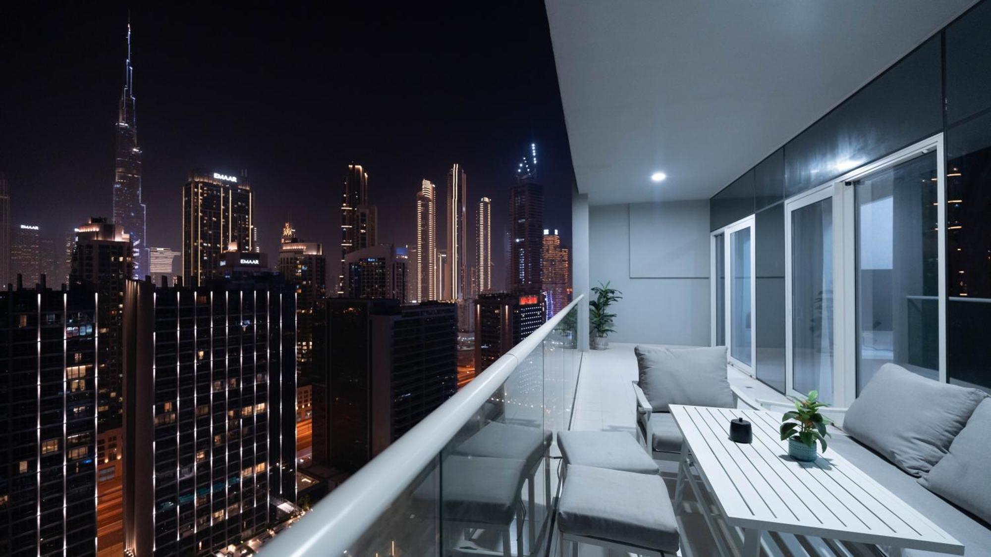 Luxury 2br With Burj View Gym & Pool Dubai