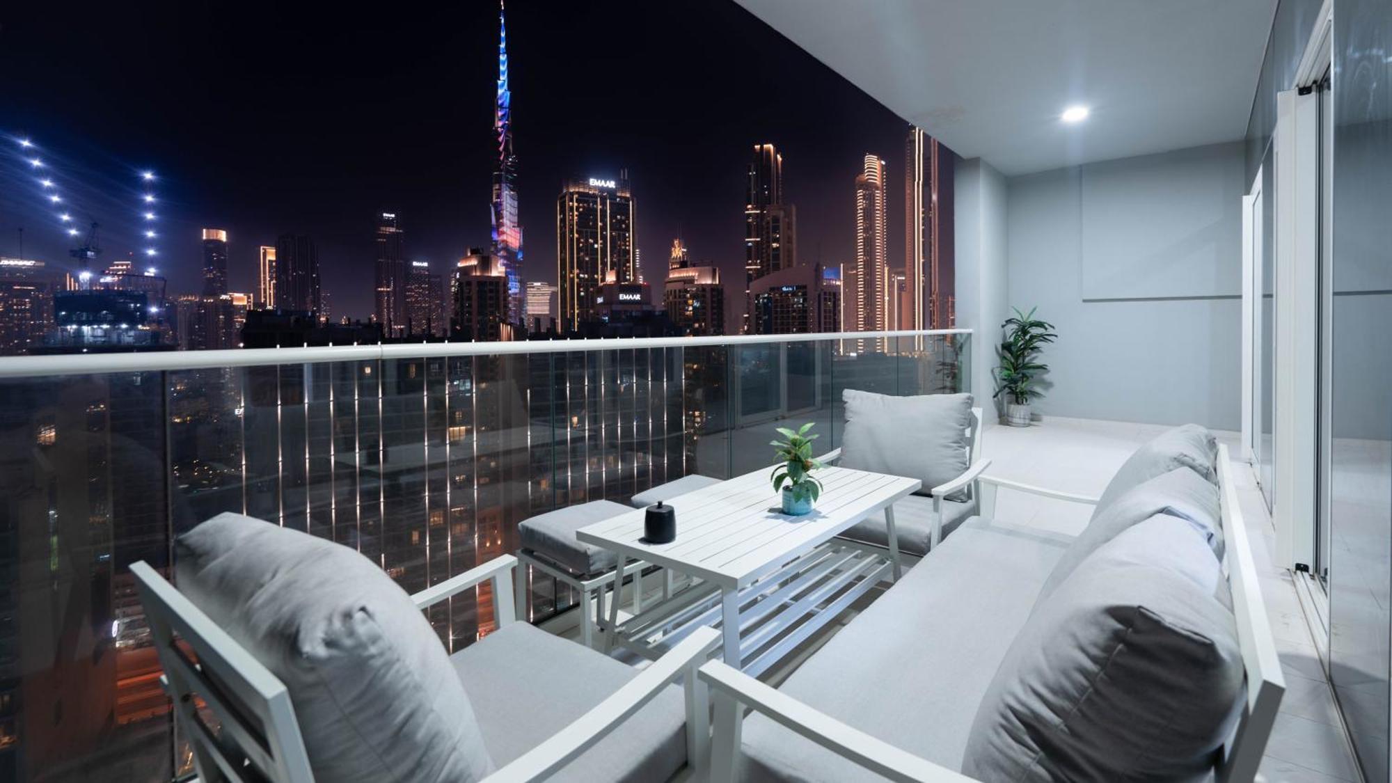 Luxury 2br With Burj View Gym & Pool Apartment *
