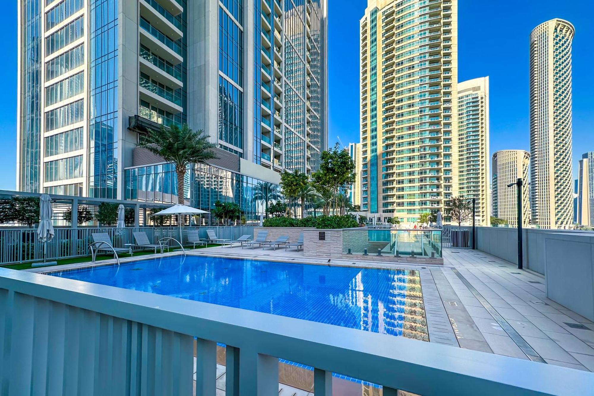 Forte, Downtown- Elegant 1-br * Dubai