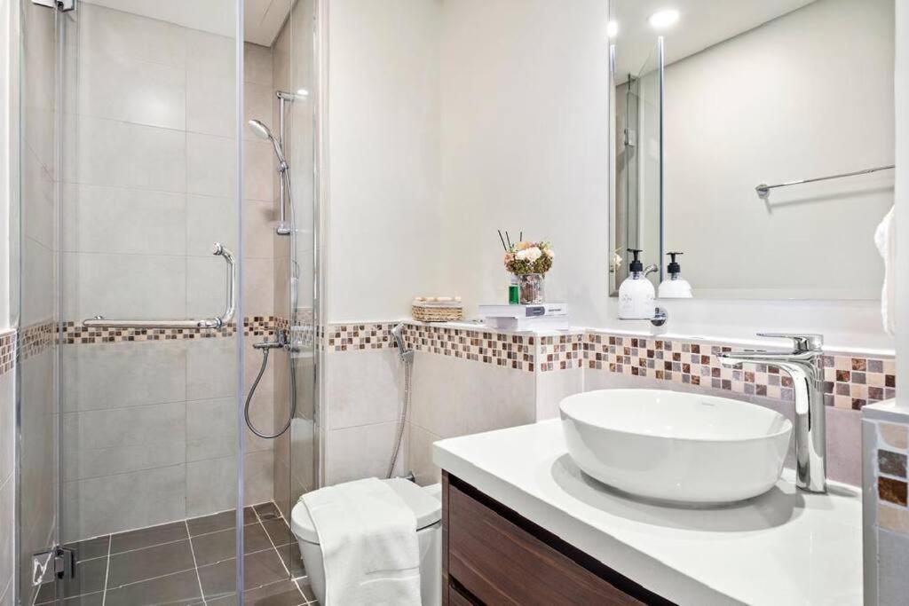 Stunning 1bhk With A Canal View Dubai