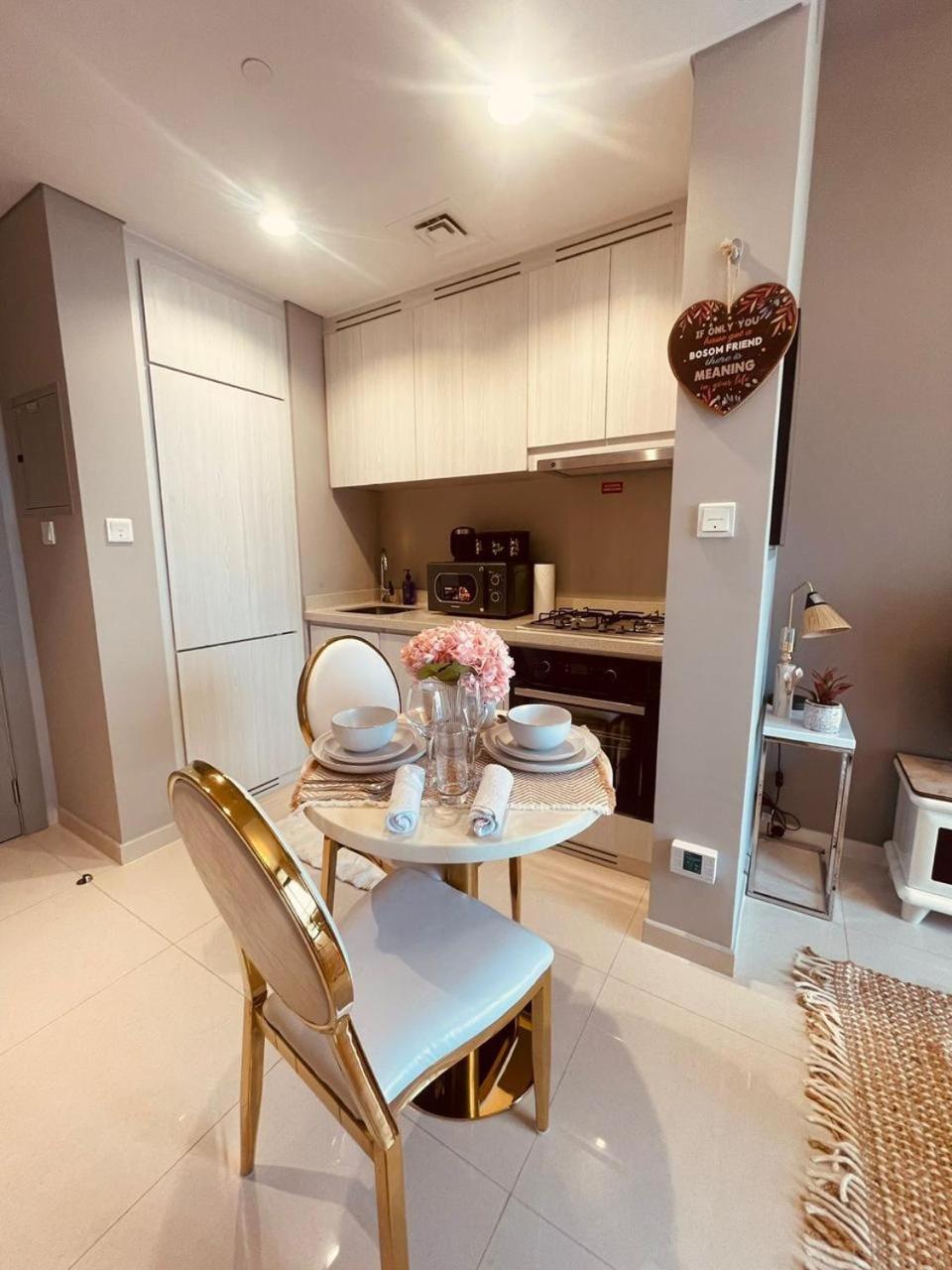 Luxury 1-bedroom Oasis Near Downtown Apartment *