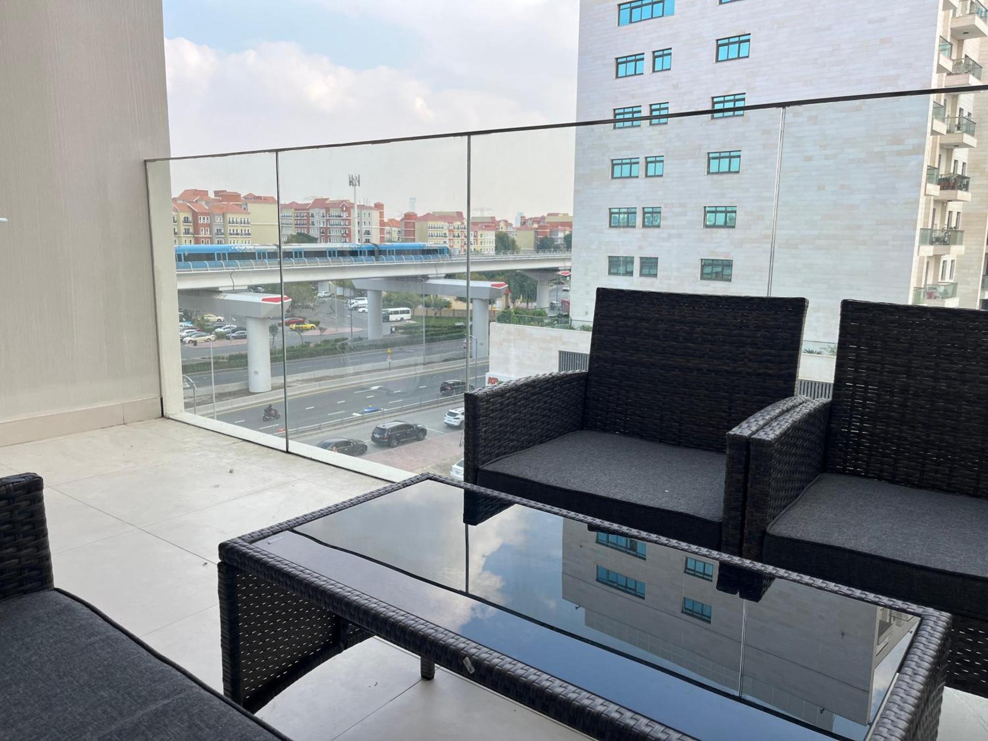 Daire Bright New With Pool & Gym Access, 5 Min From Gardens Metro *