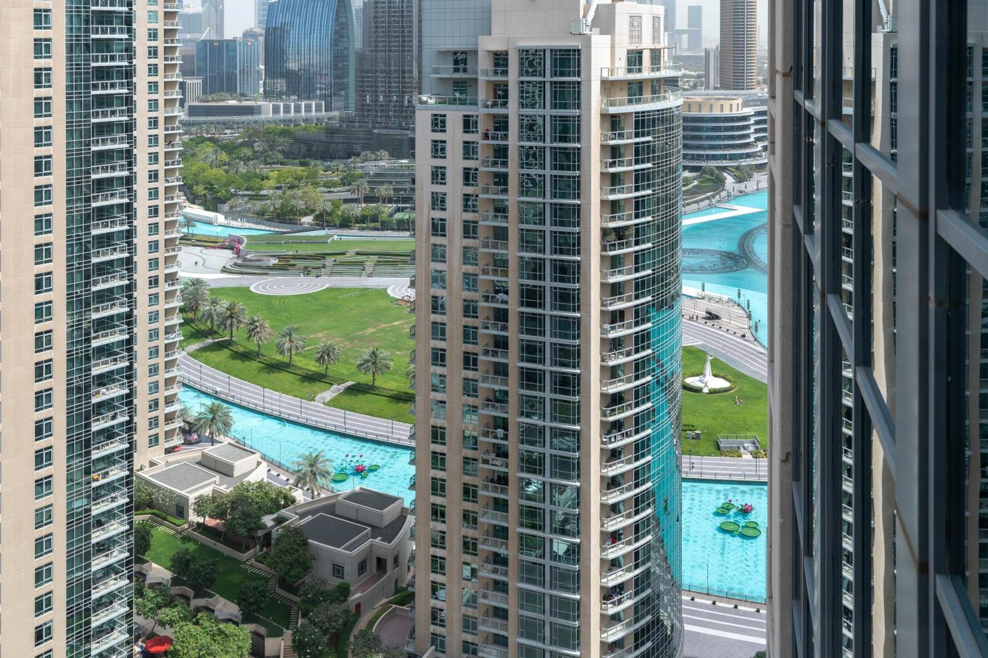 Amazing Views & Location Downtown 1 Br Apartment Dubai