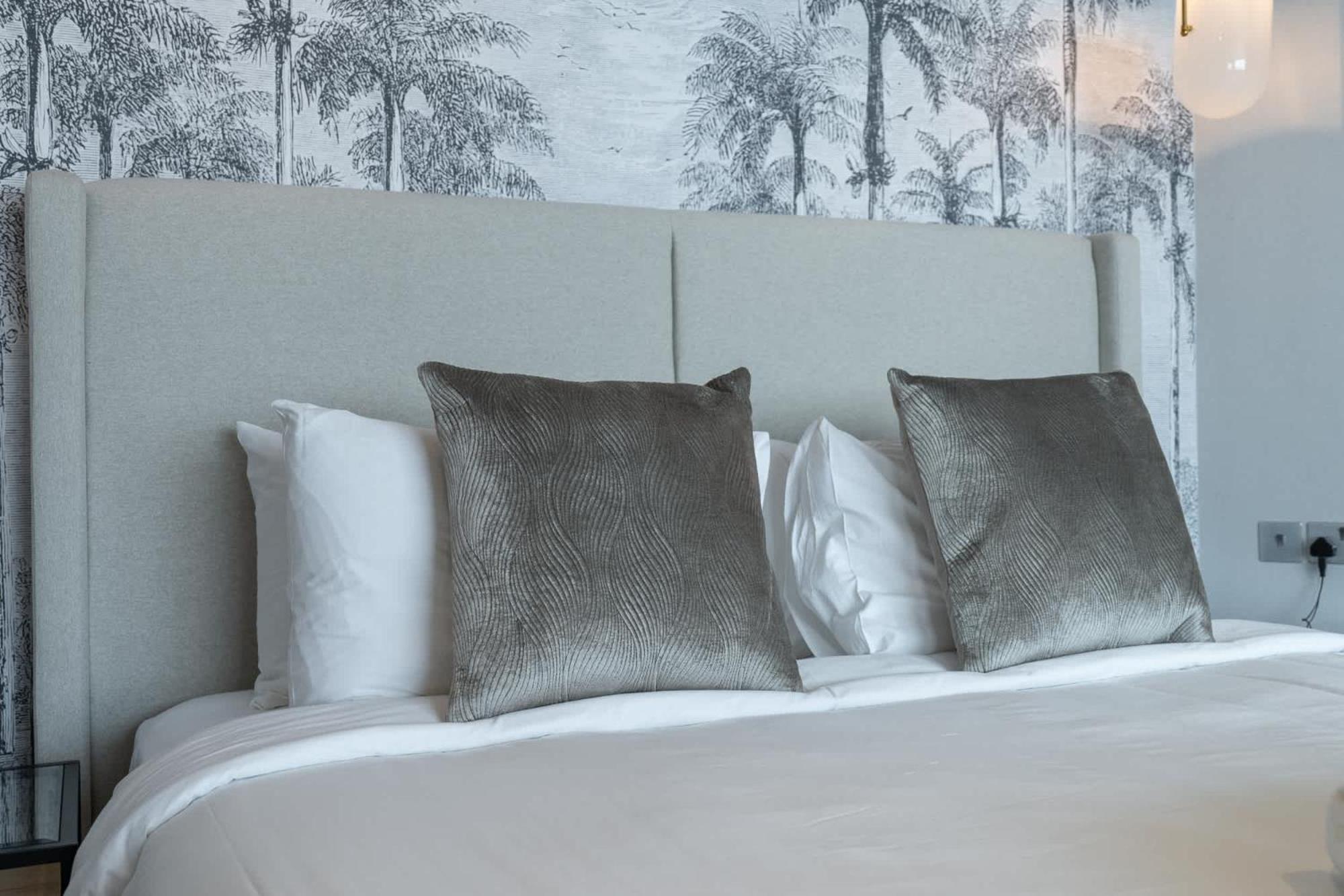 Stylish With Impressive Decor And Furniture At Sky Garden! Daire *