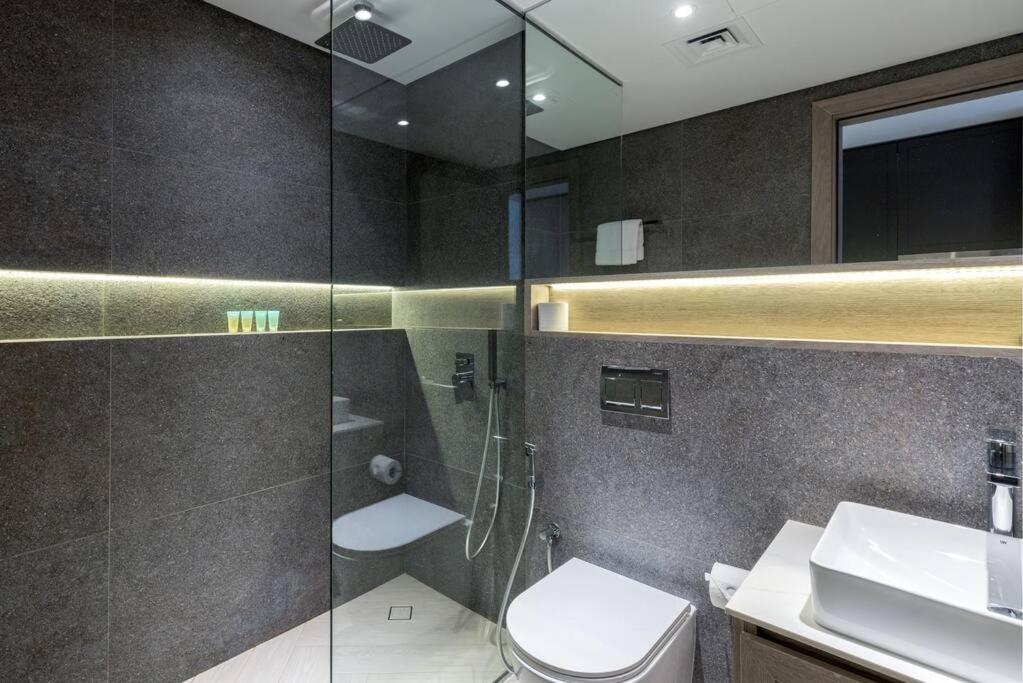 Waves - Elegant Oxford 212 In Jvc With Views Apartment