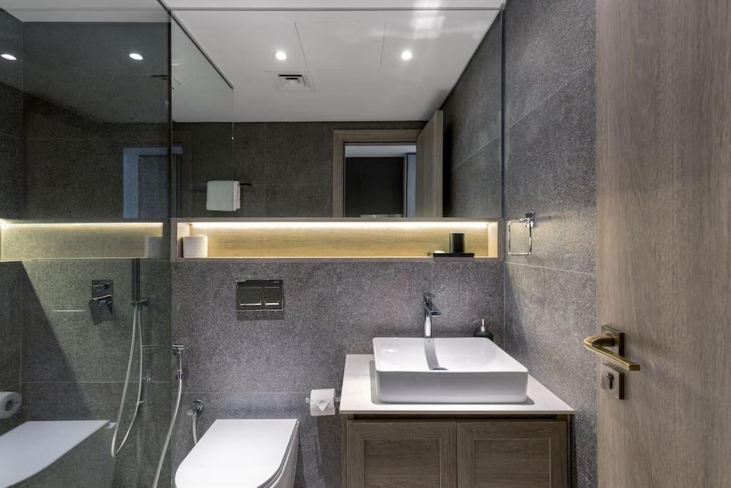 Apartment Waves - Elegant Oxford 212 In Jvc With Views *