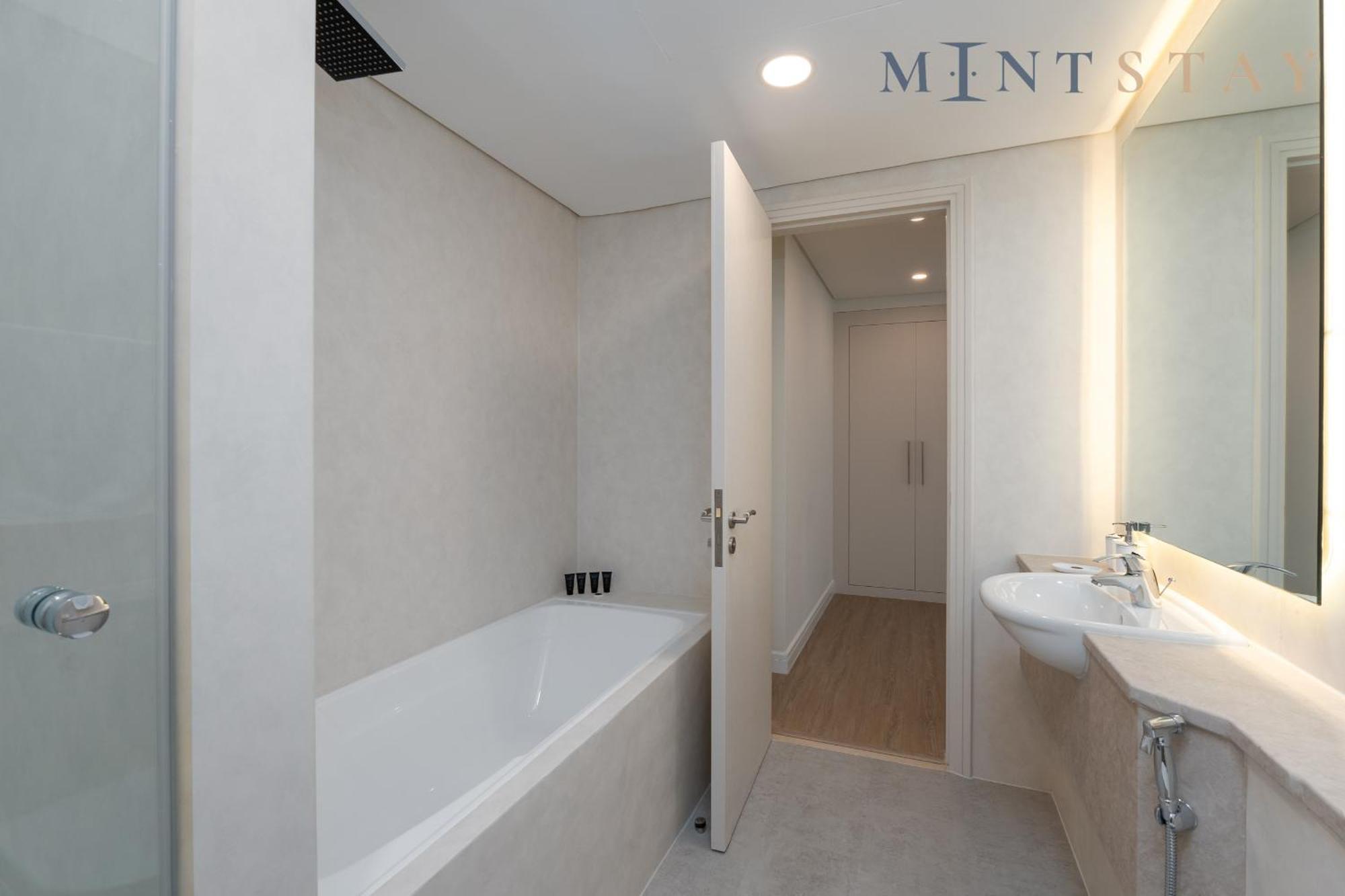 Sky Gardens, Park Avenue, Difc - Mint *