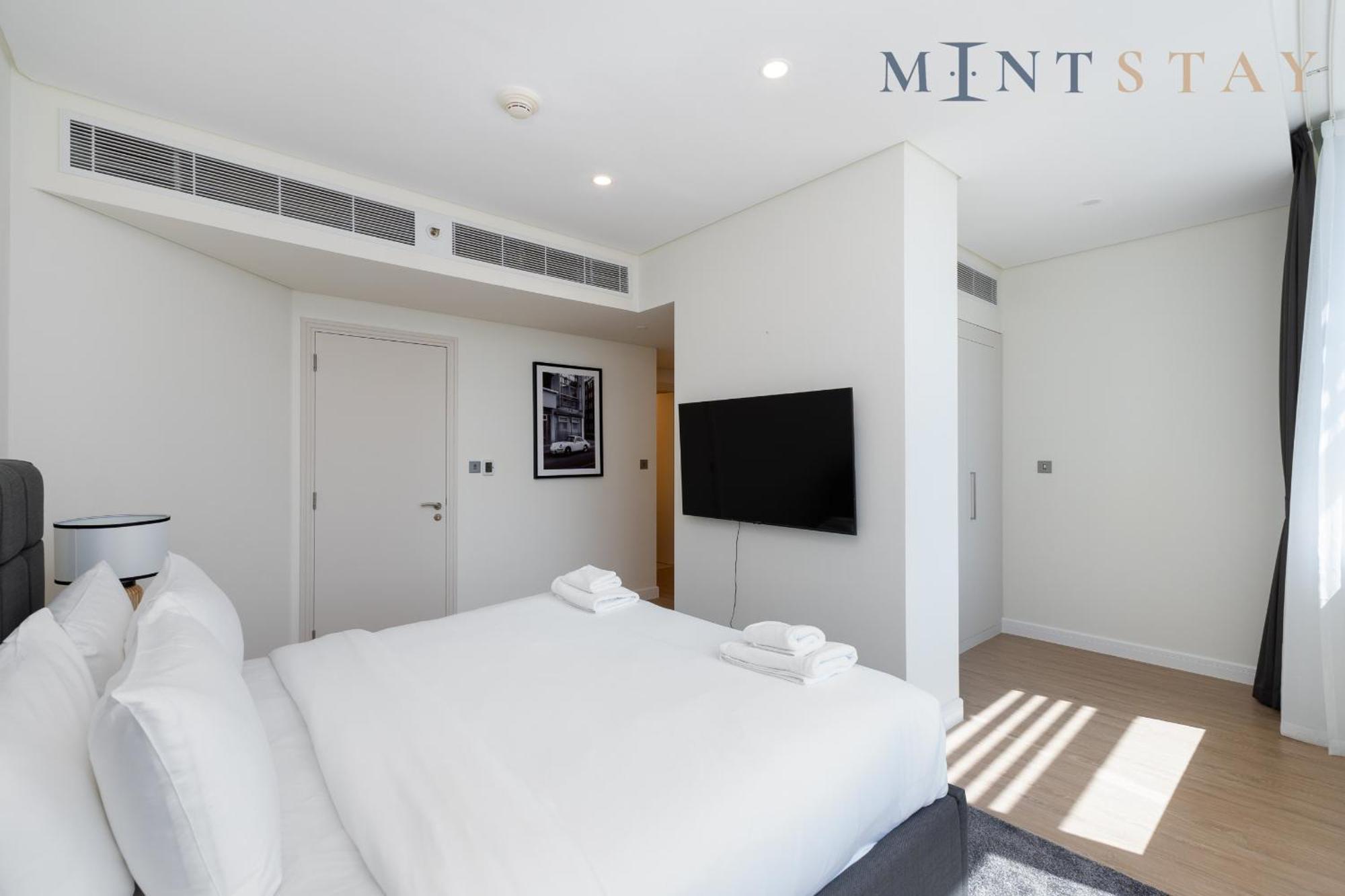 Sky Gardens, Park Avenue, Difc - Mint * Dubai
