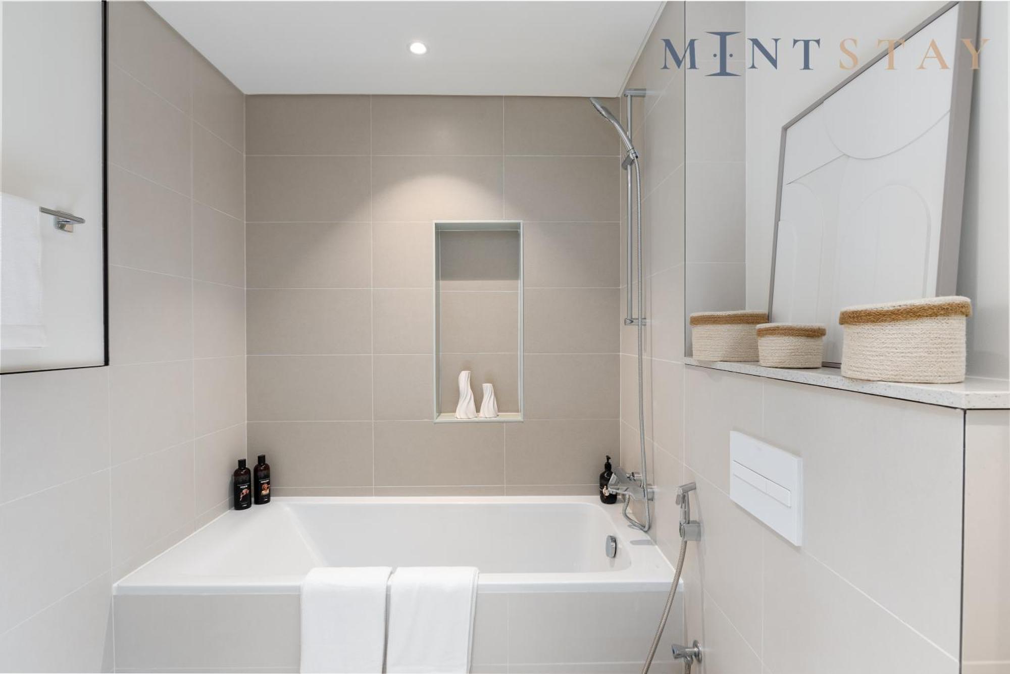 Marina Vista 2, Emaar Beachfront - Mint *