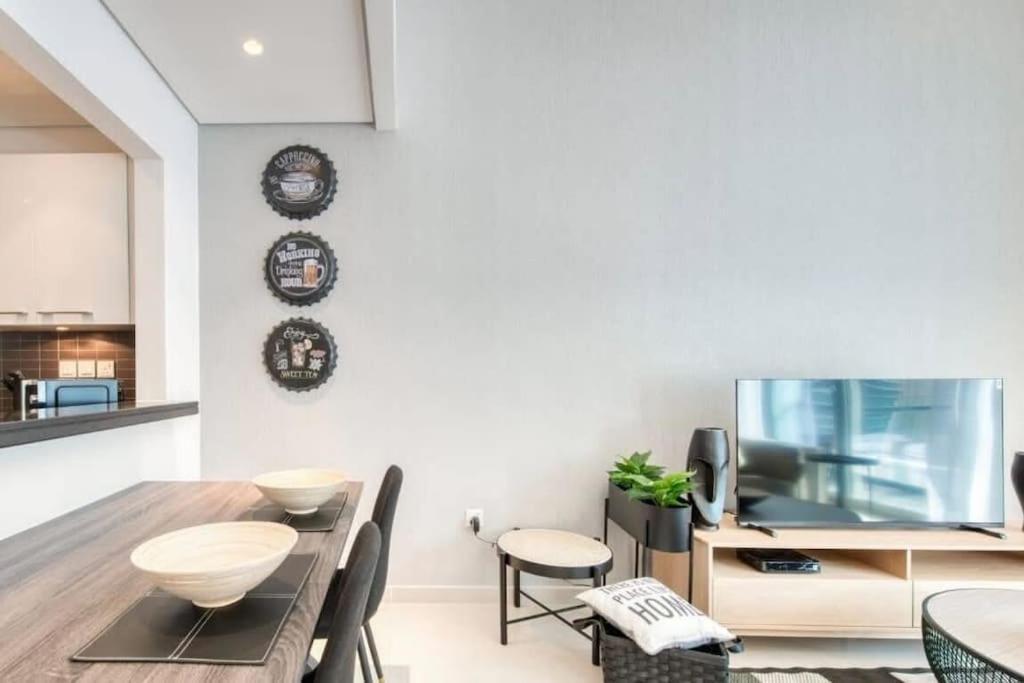 Apartment Bright & Serene Flat In The Marina, By Only