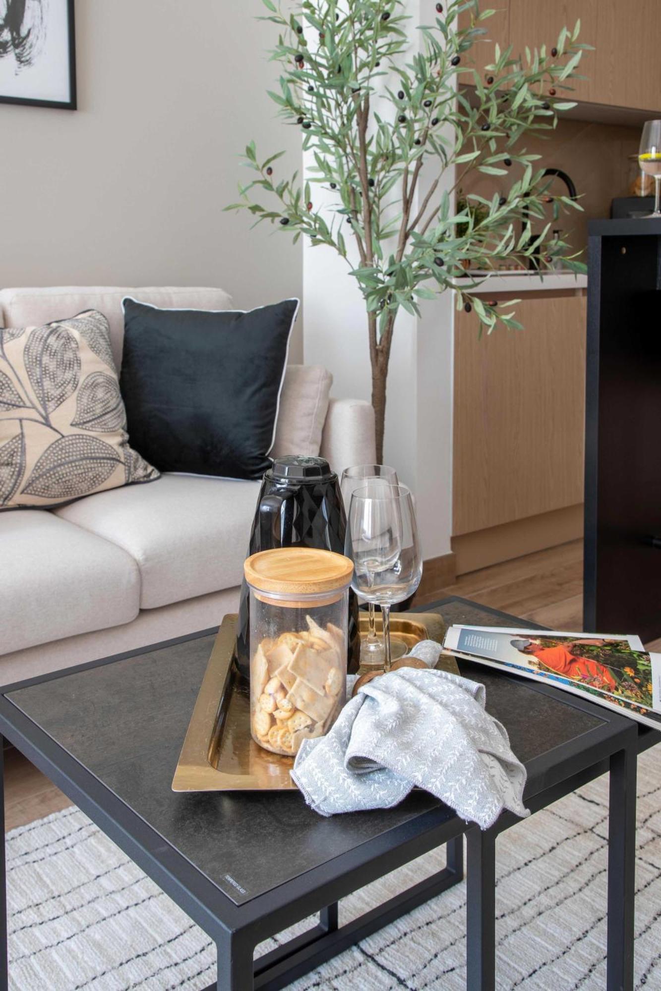 Frank Porter - Oakley Square Residences Apartment Dubai