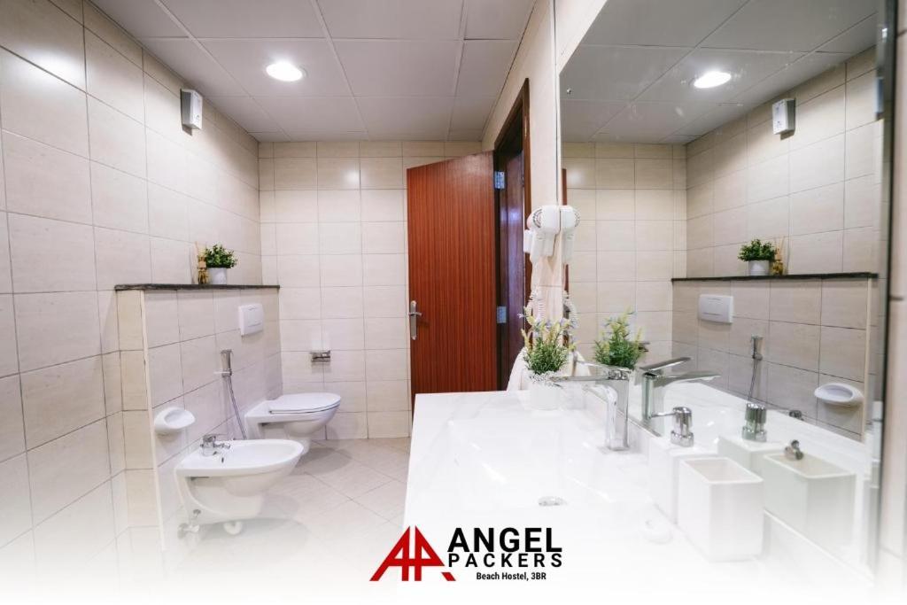 Angel Packers With Seaview In Marina Walk
