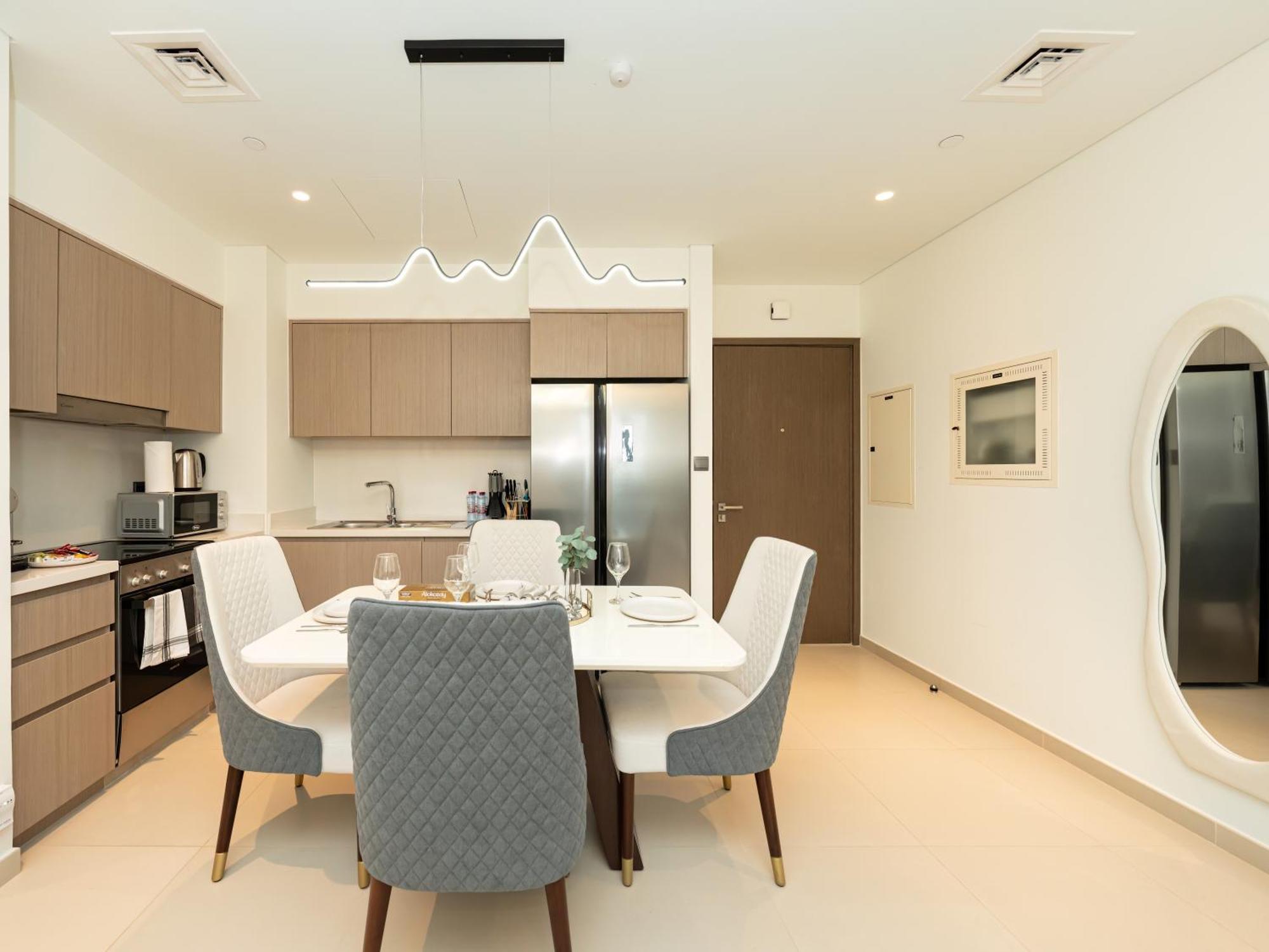 Exquisite 2 Bedroom I Burj Khalifa & Fountain Views I Free Gym, Pool, Parking, Wi-fi And Ps5 I By Skyline Serenity Daire *